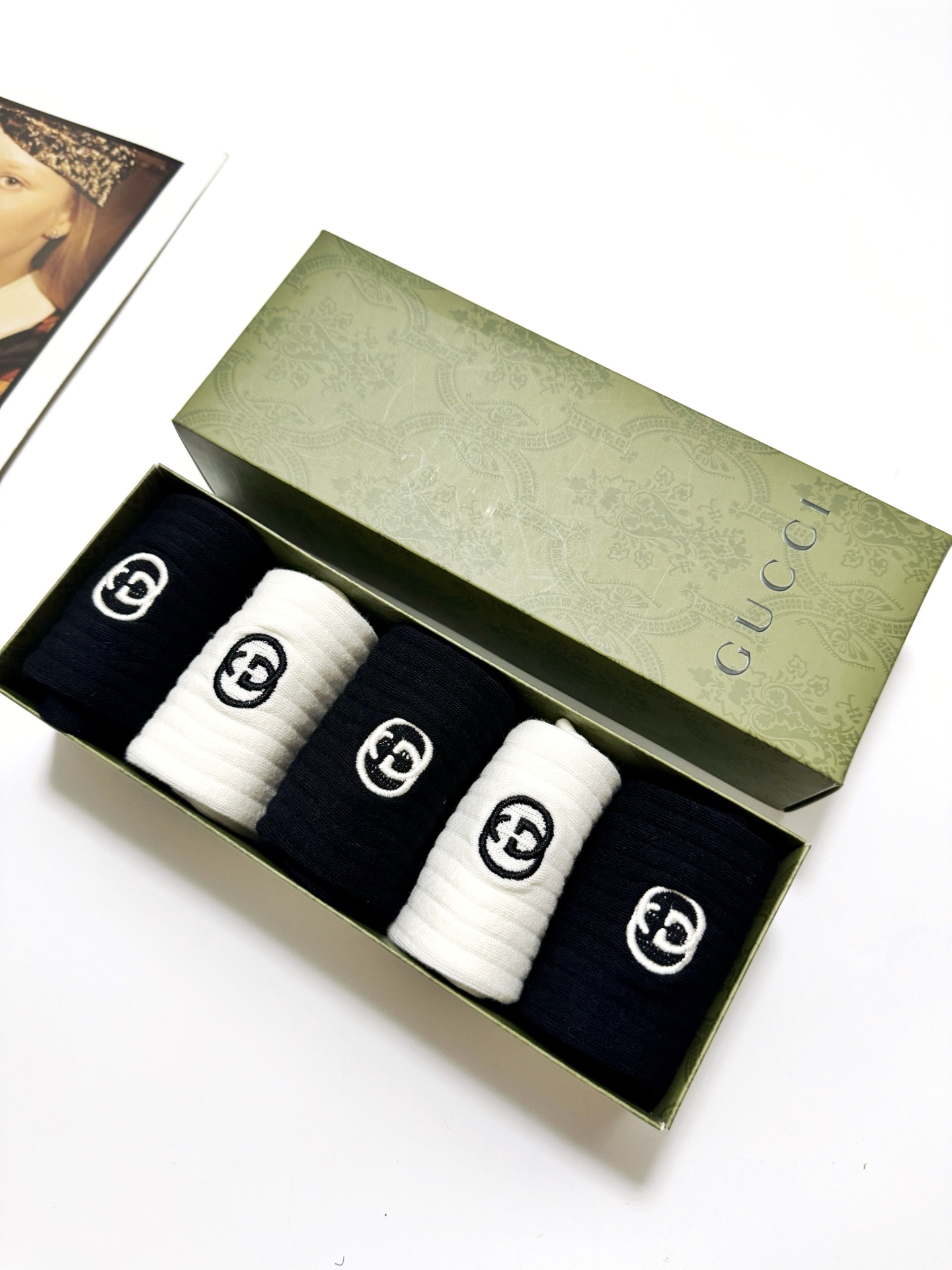 配包装
🌟【一盒5 双】
 🌟古琦 Gucci 经典刺绣字母logo 纯棉中筒袜   ，ins超火爆小