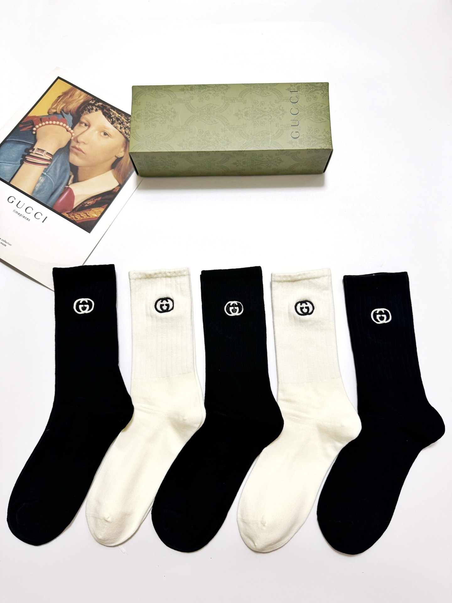  配包装
🌟【一盒5 双】
 🌟古琦 Gucci 经典刺绣字母logo 纯棉中筒袜   ，ins超火爆小