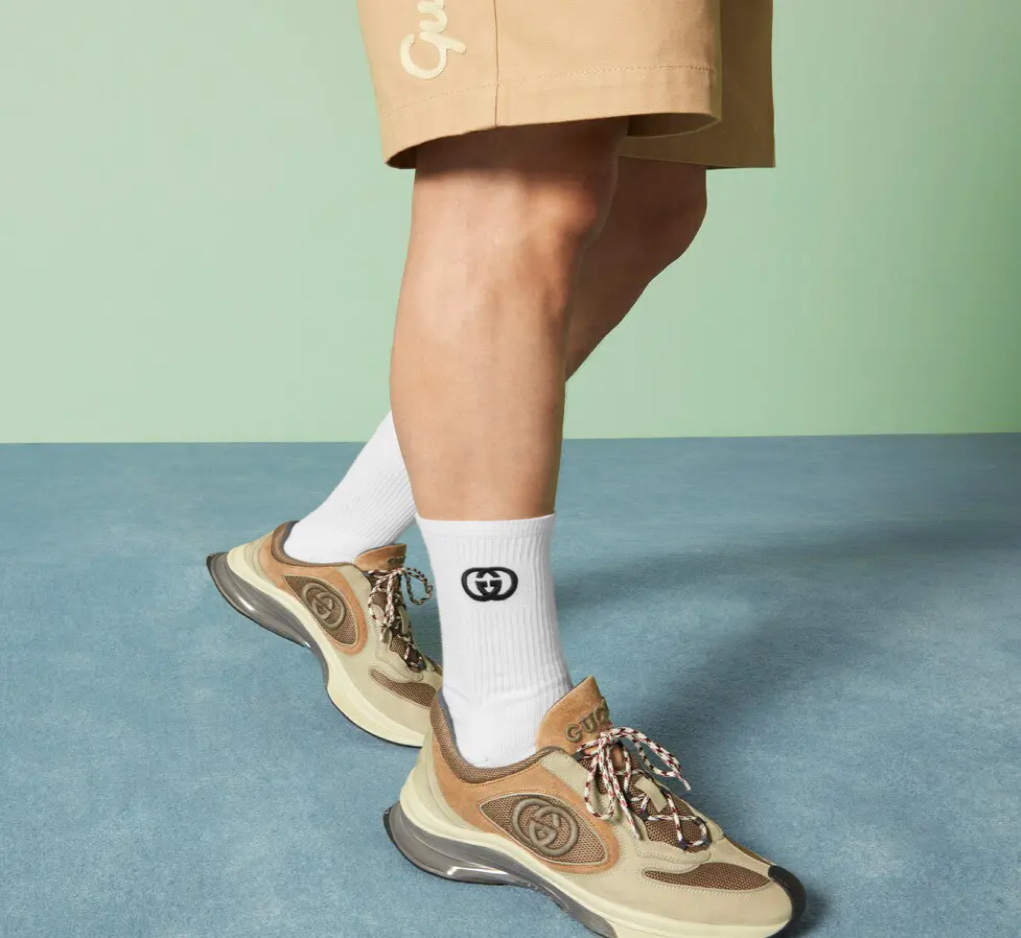 配包装
🌟【一盒5 双】
 🌟古琦 Gucci 经典刺绣字母logo 纯棉中筒袜   ，ins超火爆小