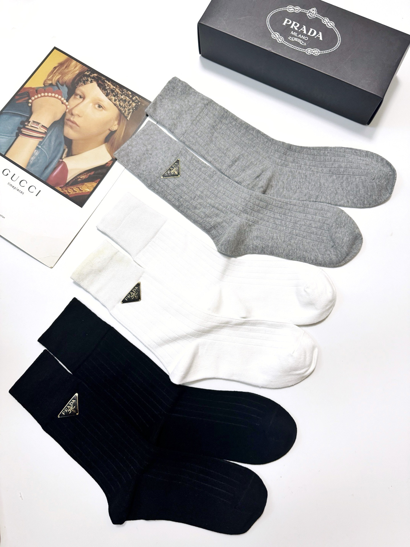  配包装
🌟【一盒3 双】
🌟Prada 普拉达 经典字母logo纯棉中筒袜  
🌟ins爆款！专柜在售