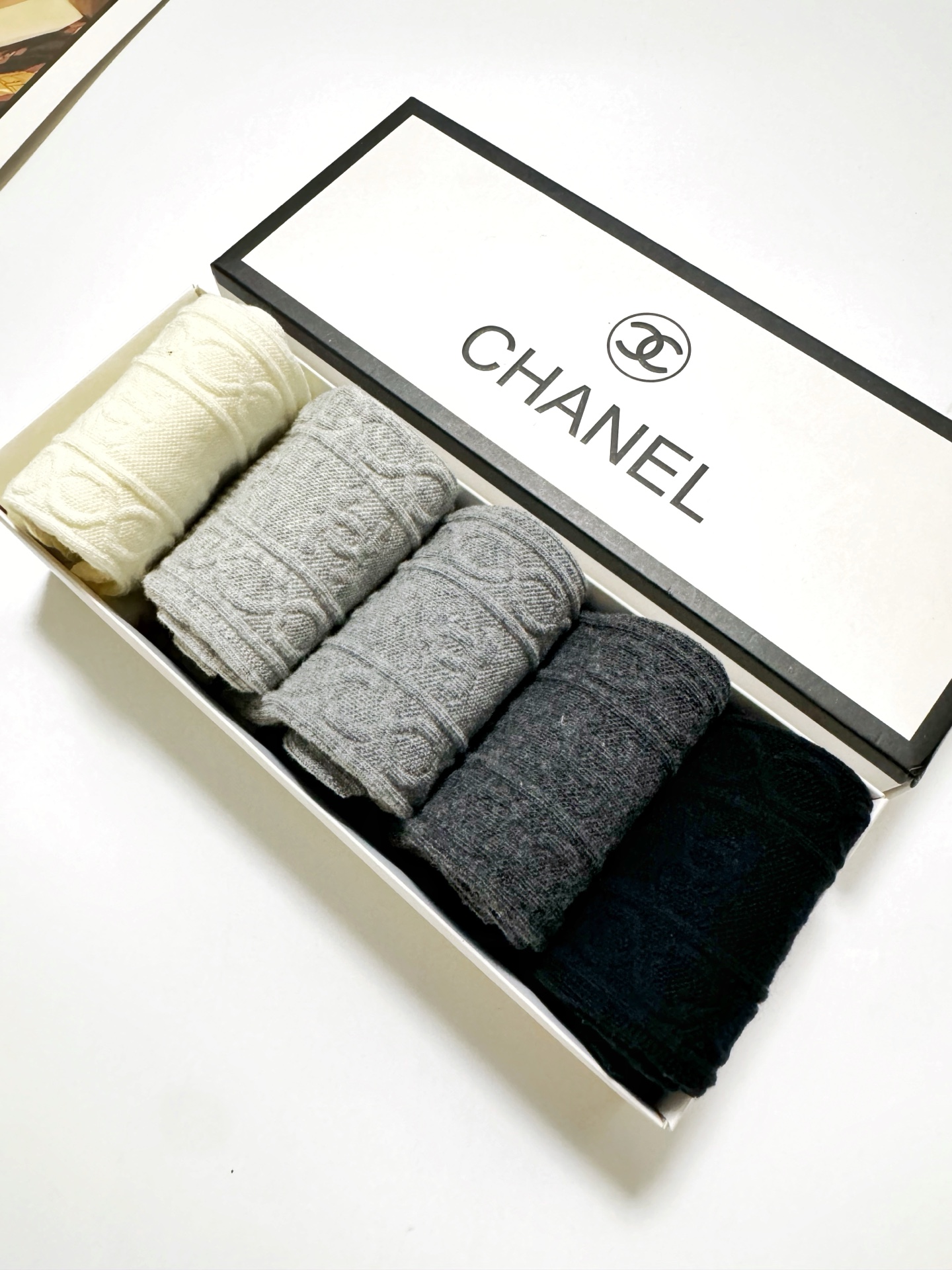  配包装
🌟【一盒5双】
 🌟Chanel 香奈儿 经典浮雕 字母logo 纯棉中筒袜   ，ins超火