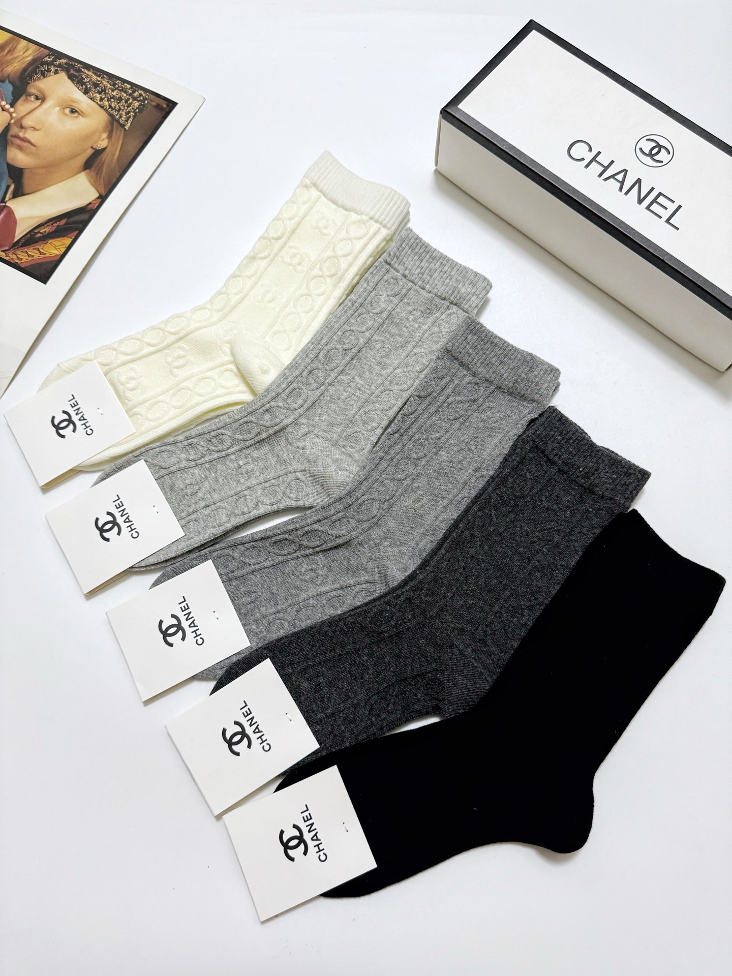  配包装
🌟【一盒5双】
 🌟Chanel 香奈儿 经典浮雕 字母logo 纯棉中筒袜   ，ins超火