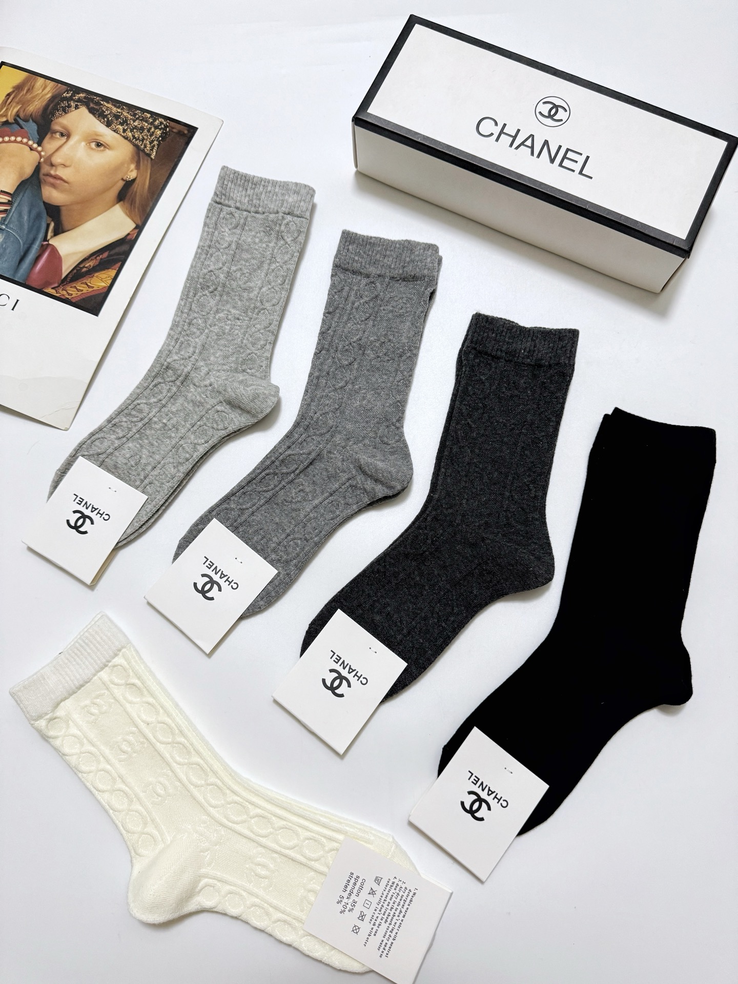  配包装
🌟【一盒5双】
 🌟Chanel 香奈儿 经典浮雕 字母logo 纯棉中筒袜   ，ins超火