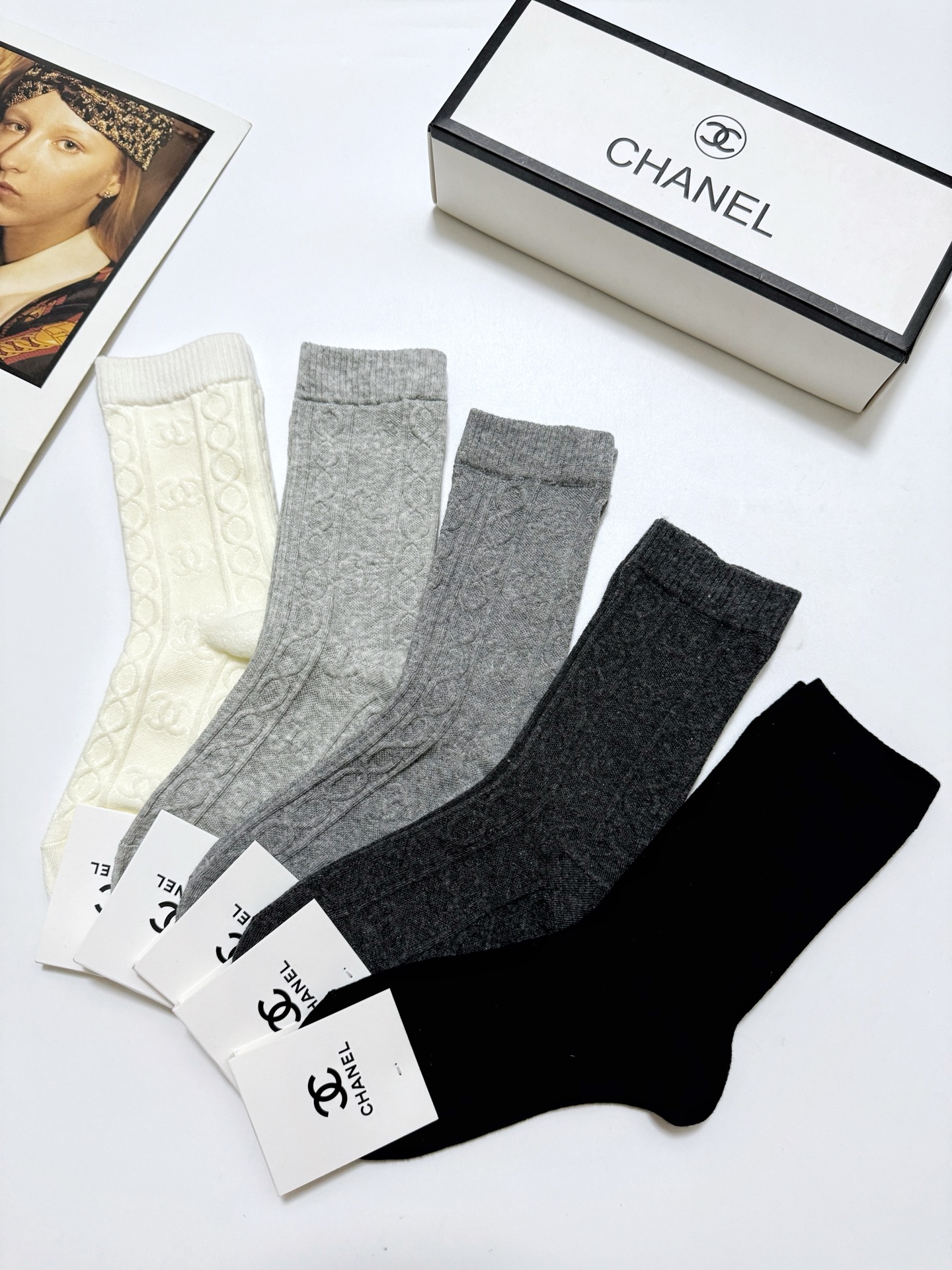  配包装
🌟【一盒5双】
 🌟Chanel 香奈儿 经典浮雕 字母logo 纯棉中筒袜   ，ins超火