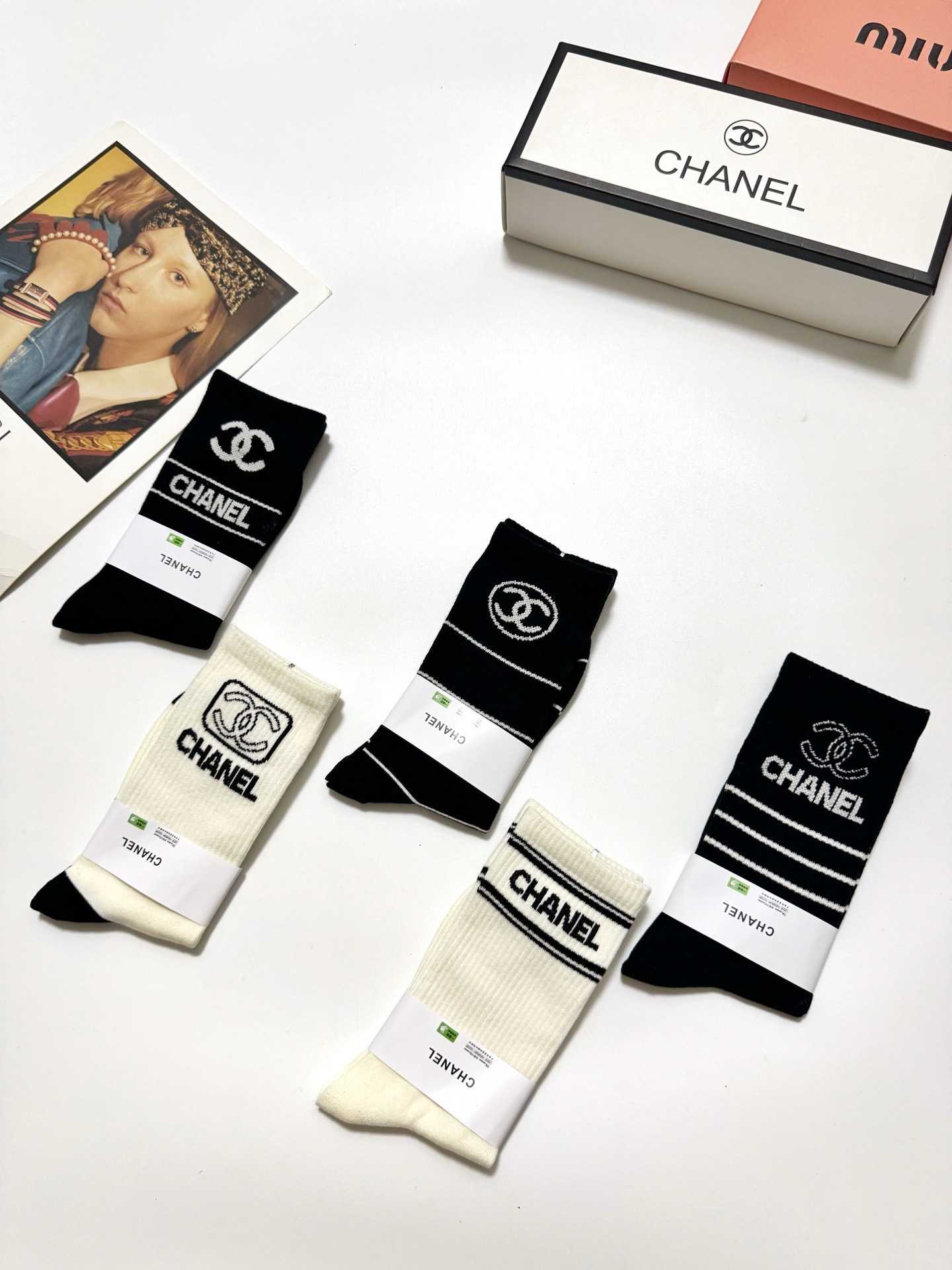  配包装
🌟【一盒5 双】
 🌟Chanel 香奈儿 经典字母logo 纯棉中筒袜   ，ins超火爆中
