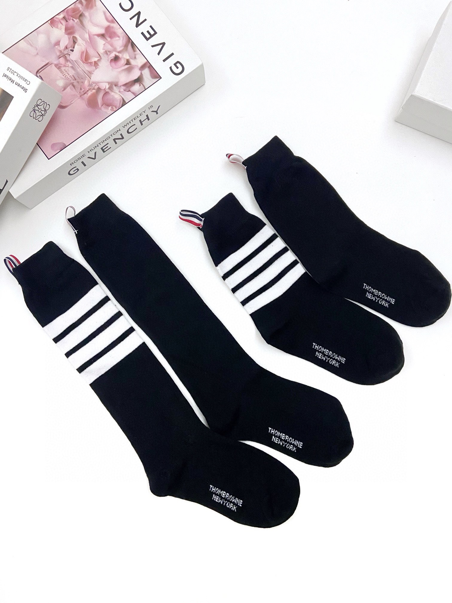   配原版盒
🌟【一盒2 双】
🌟THOM BROWNE · 桑姆 布朗尼❗
🌟超级爆款！网红小腿袜，中