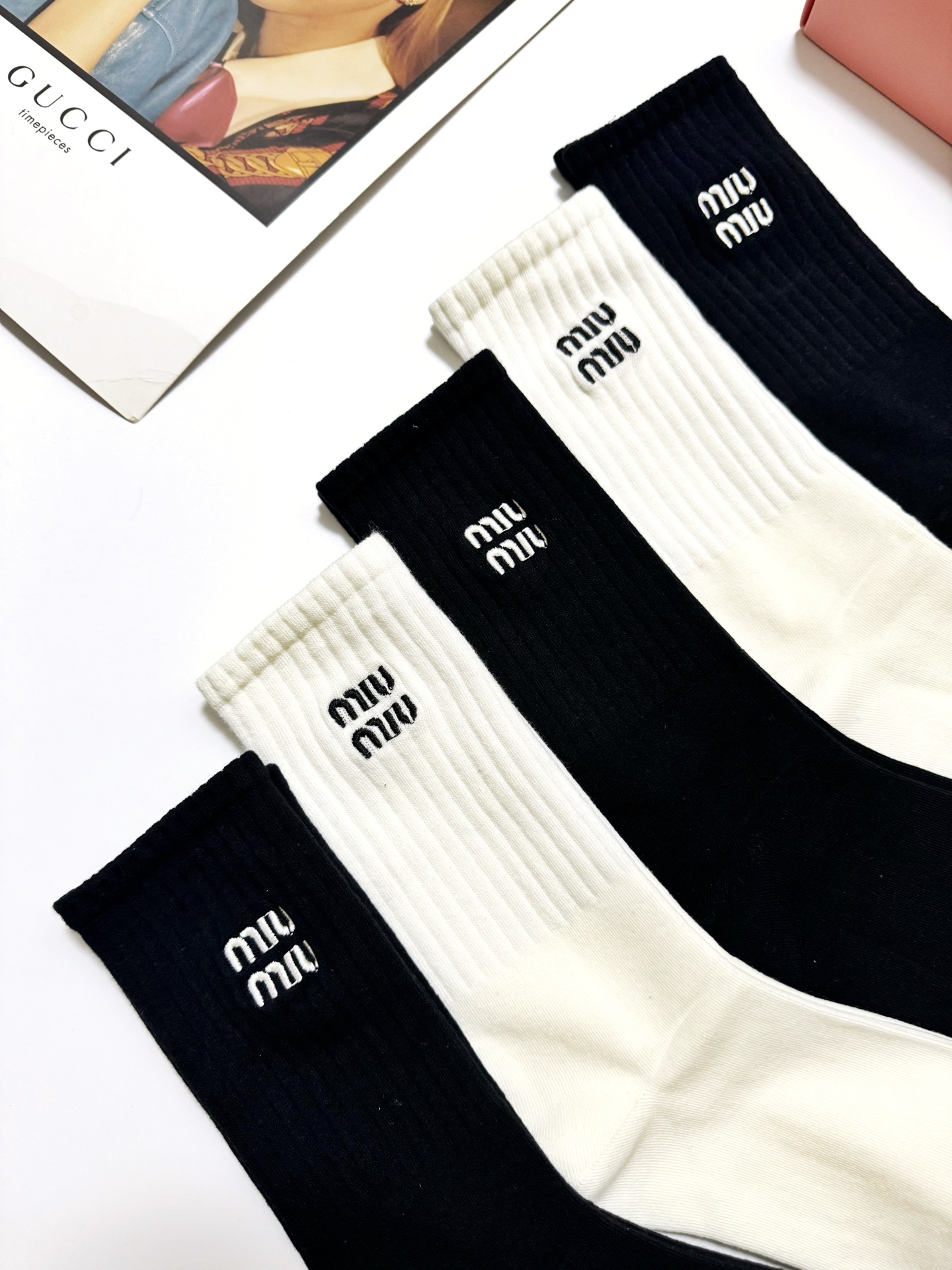  配包装
🌟【一盒5 双】
 🌟古琦 Gucci 经典刺绣字母logo 纯棉中筒袜   ，ins超火爆小