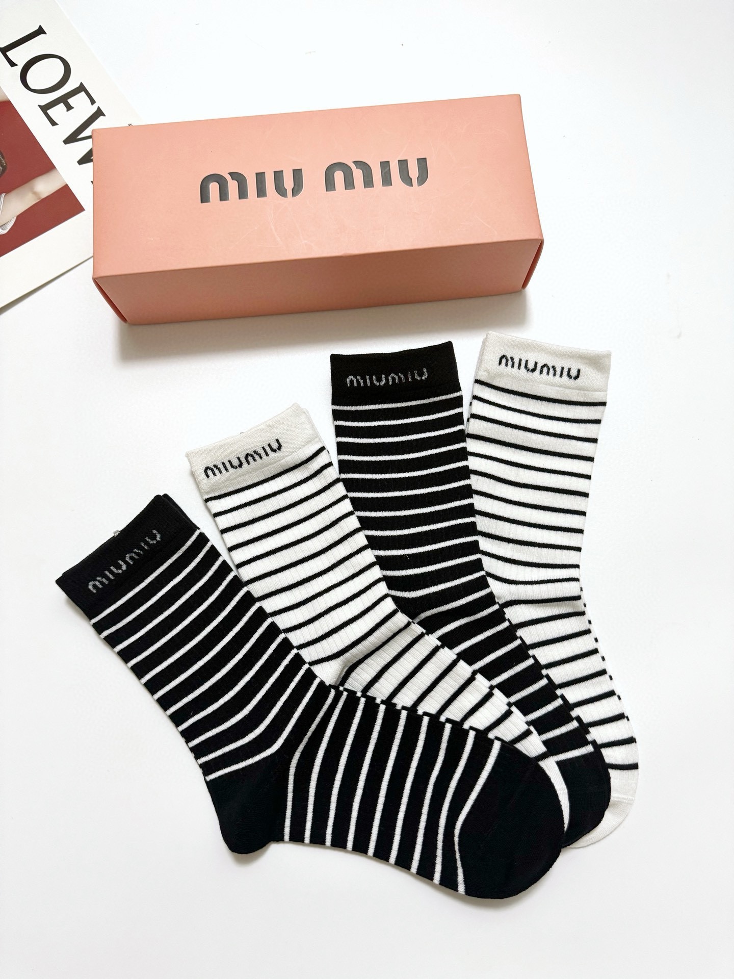 配包装🌟【一盒4 双】 🌟缪缪 miumiu 经典字母logo 纯棉中筒袜 ，ins超火爆小腿短袜，纯棉