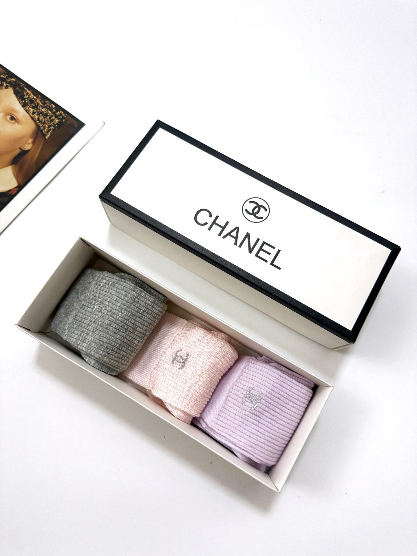 配包装🌟【一盒3双】 🌟Chanel 香奈儿 经典字母logo 纯棉中筒袜 ，ins超火爆空调袜，纯棉面