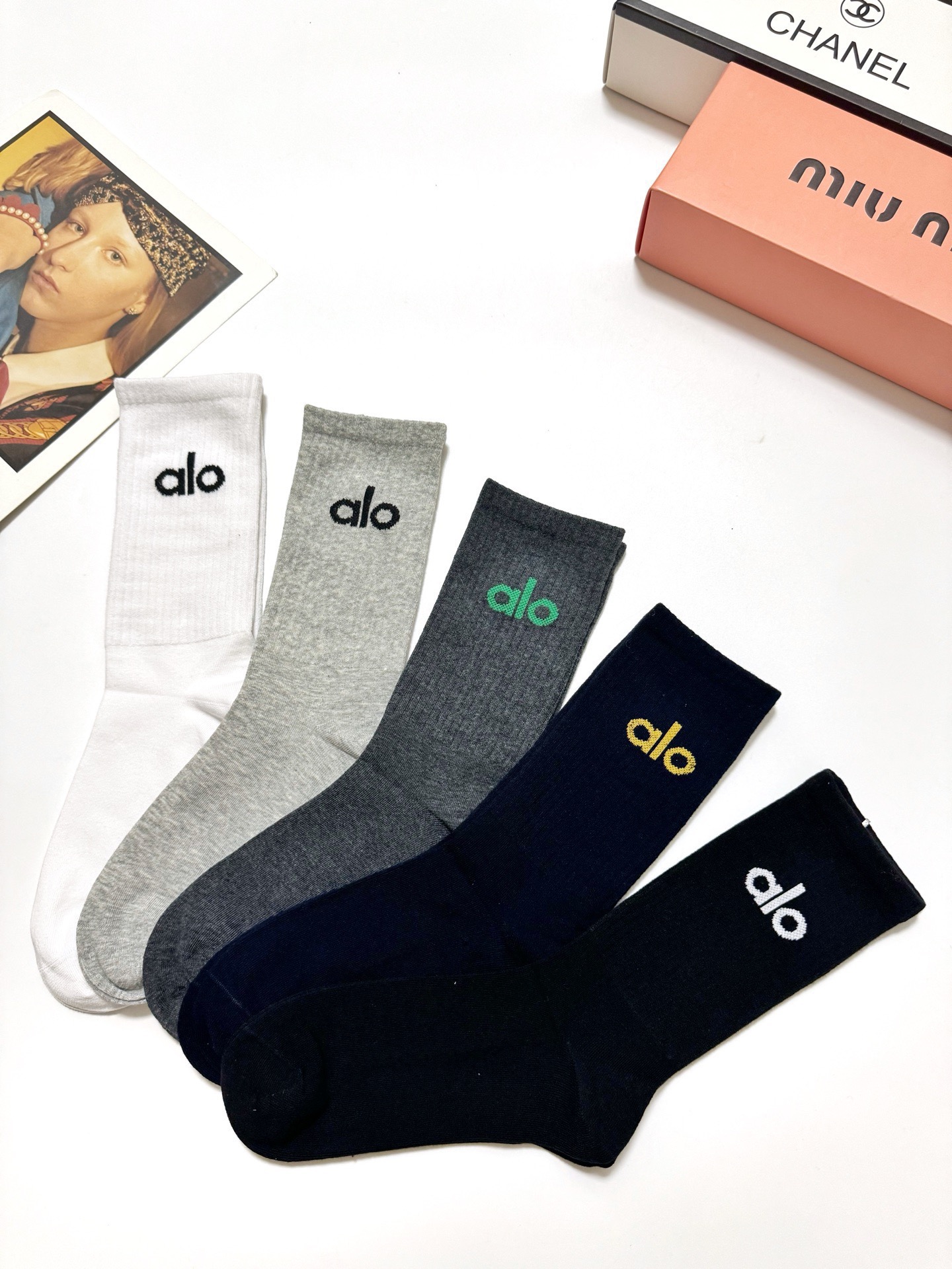 配包装🌟【一盒5 双】 🌟 alo 经典字母logo 纯棉中筒袜 ，ins超火爆小腿袜，纯棉面料，潮人必