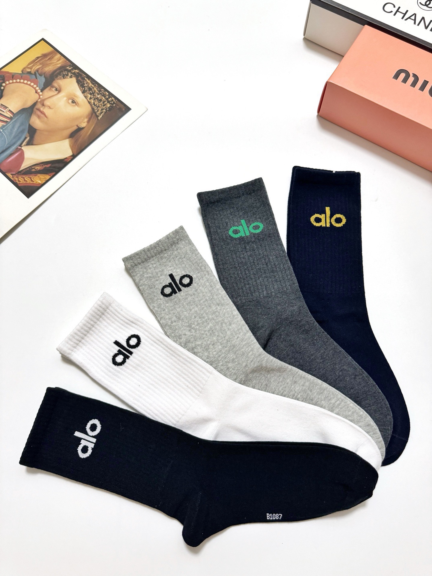 配包装🌟【一盒5 双】 🌟 alo 经典字母logo 纯棉中筒袜 ，ins超火爆小腿袜，纯棉面料，潮人必