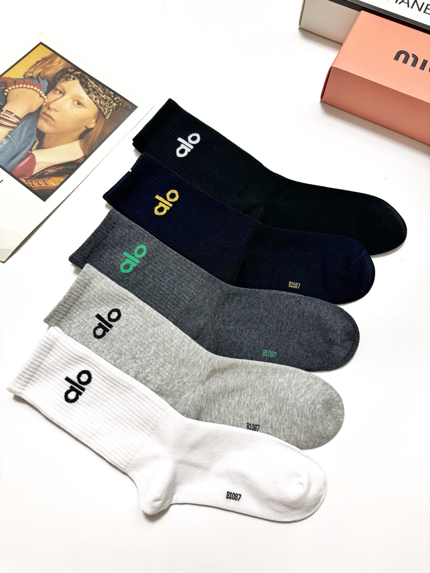 配包装🌟【一盒5 双】 🌟 alo 经典字母logo 纯棉中筒袜 ，ins超火爆小腿袜，纯棉面料，潮人必