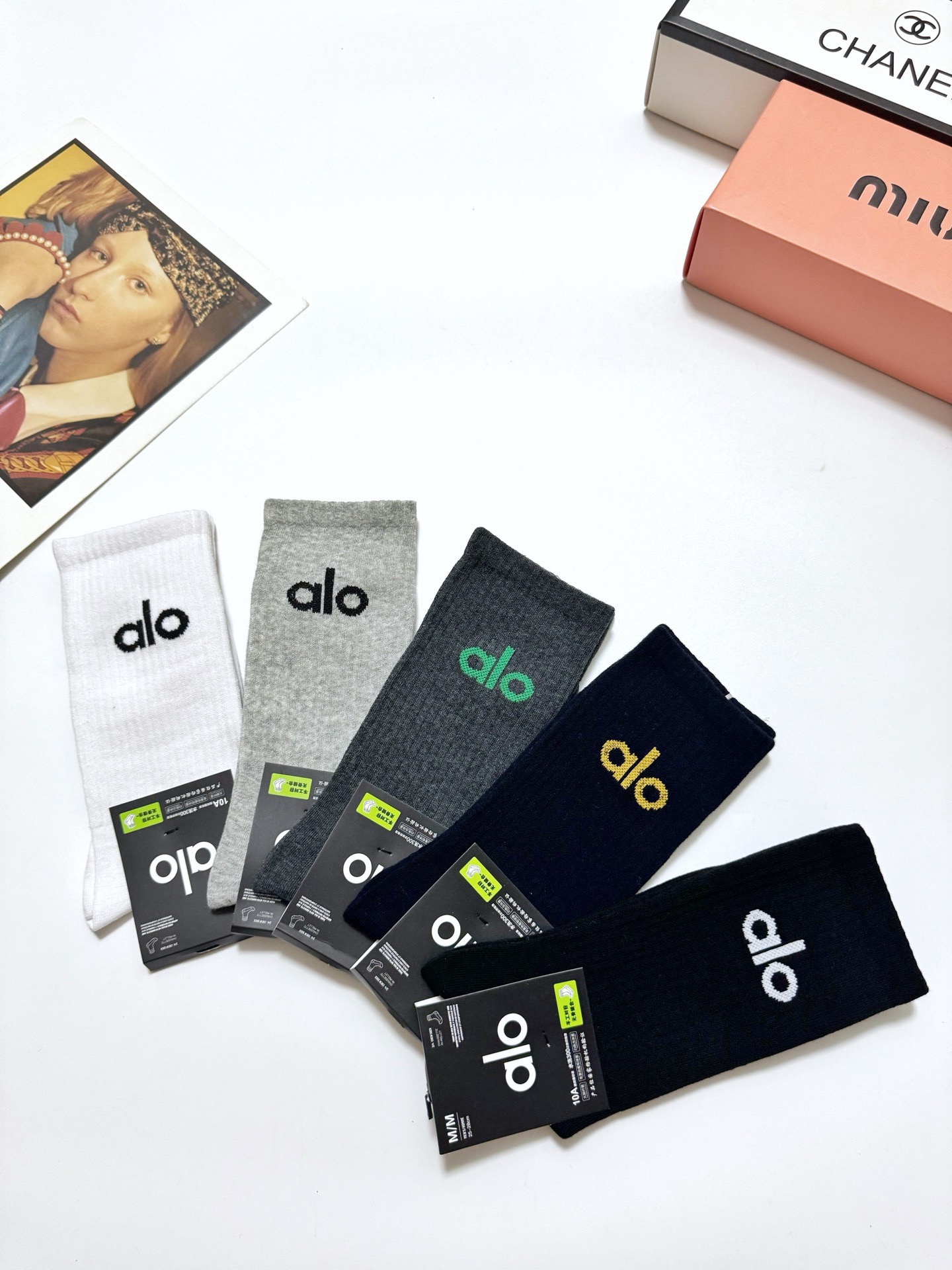 配包装🌟【一盒5 双】 🌟 alo 经典字母logo 纯棉中筒袜 ，ins超火爆小腿袜，纯棉面料，潮人必