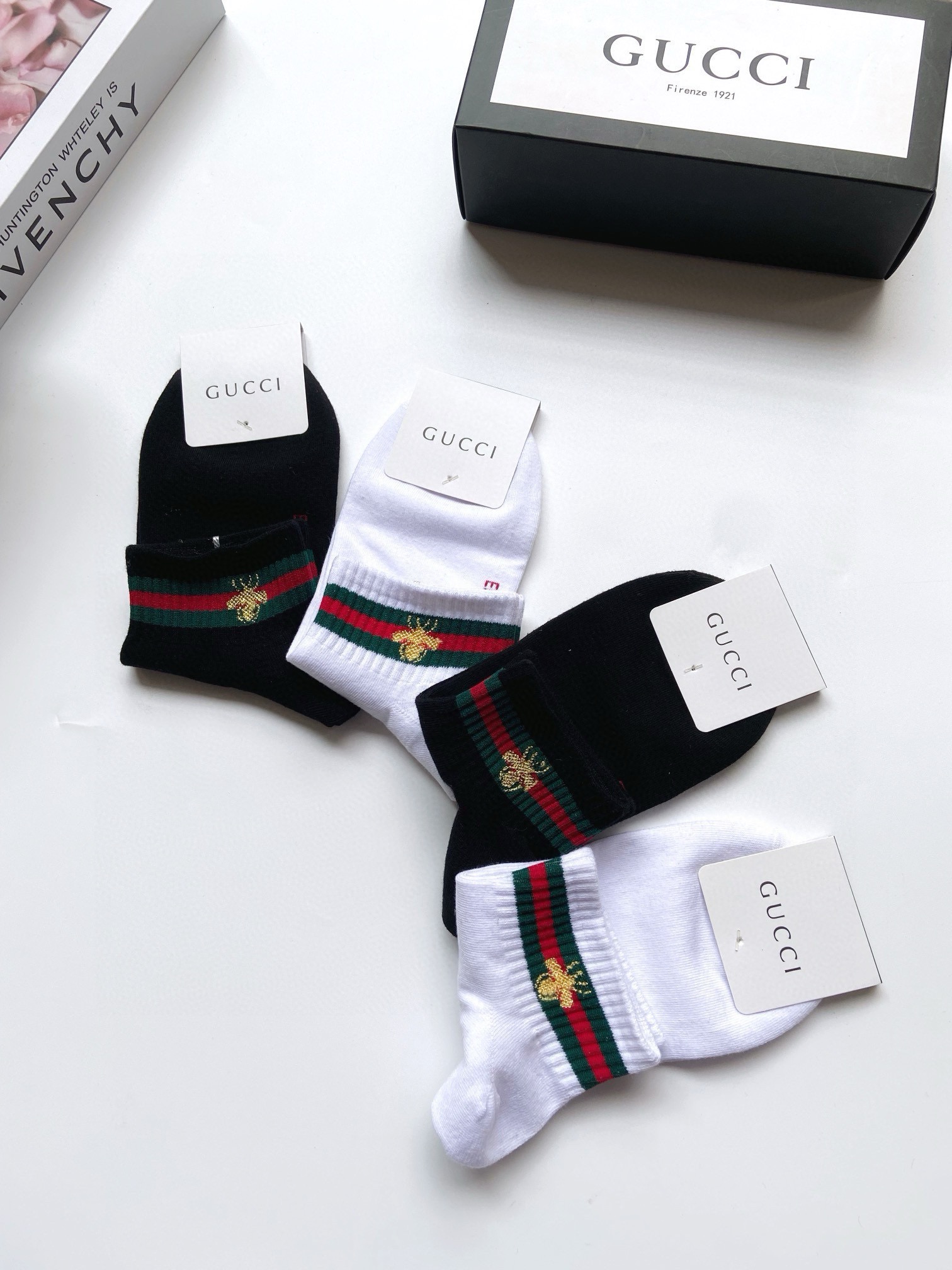 配包装🌟【一盒4 双】男士福利 🌟Gucci 古琦 经典小蜜蜂logo 纯棉船袜 ，ins超火爆短袜，纯