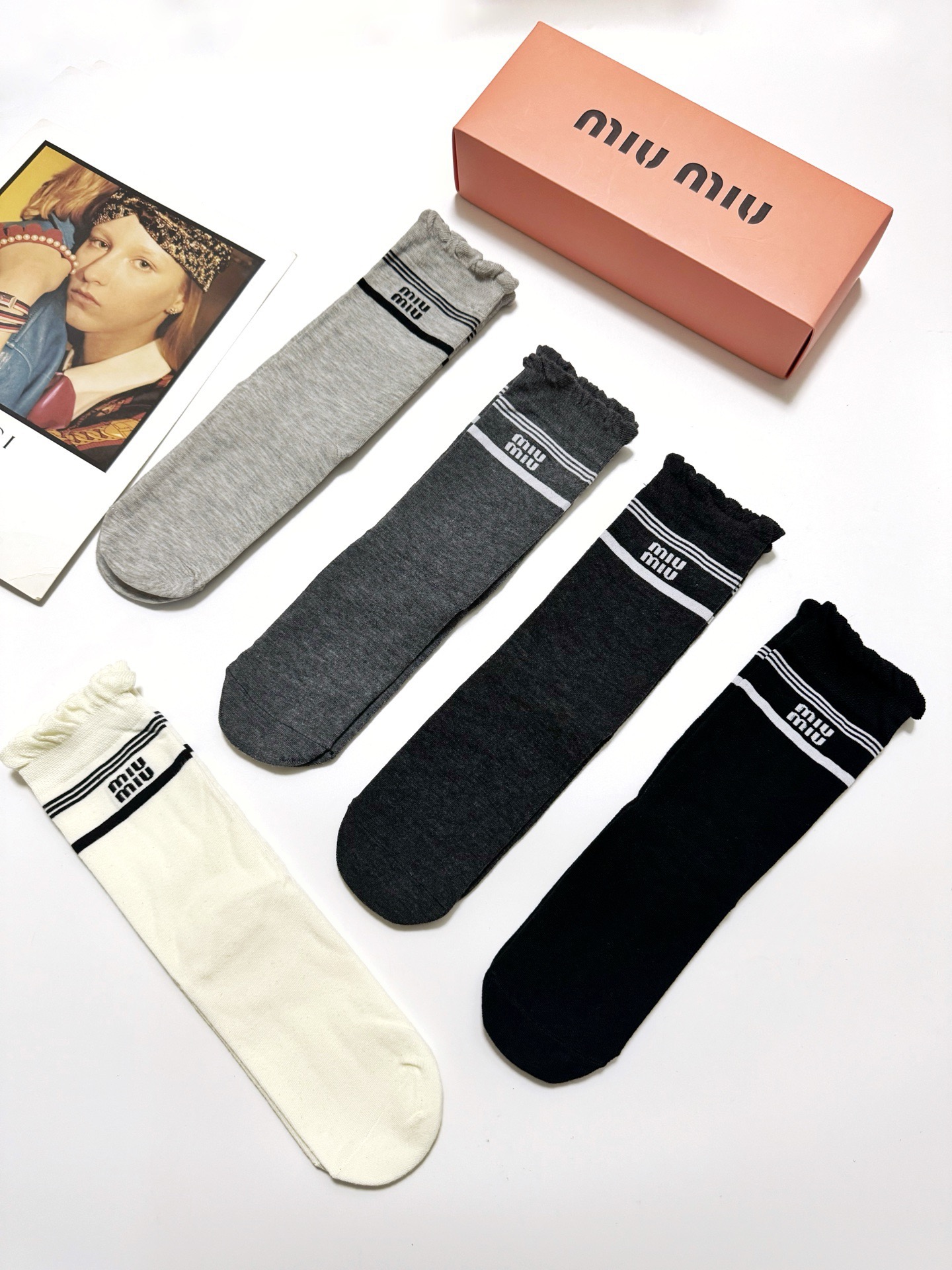 配包装🌟【一盒5 双】 🌟 缪缪 miumiu 经典字母logo 纯棉直板中筒袜 ，ins超火爆小腿袜，