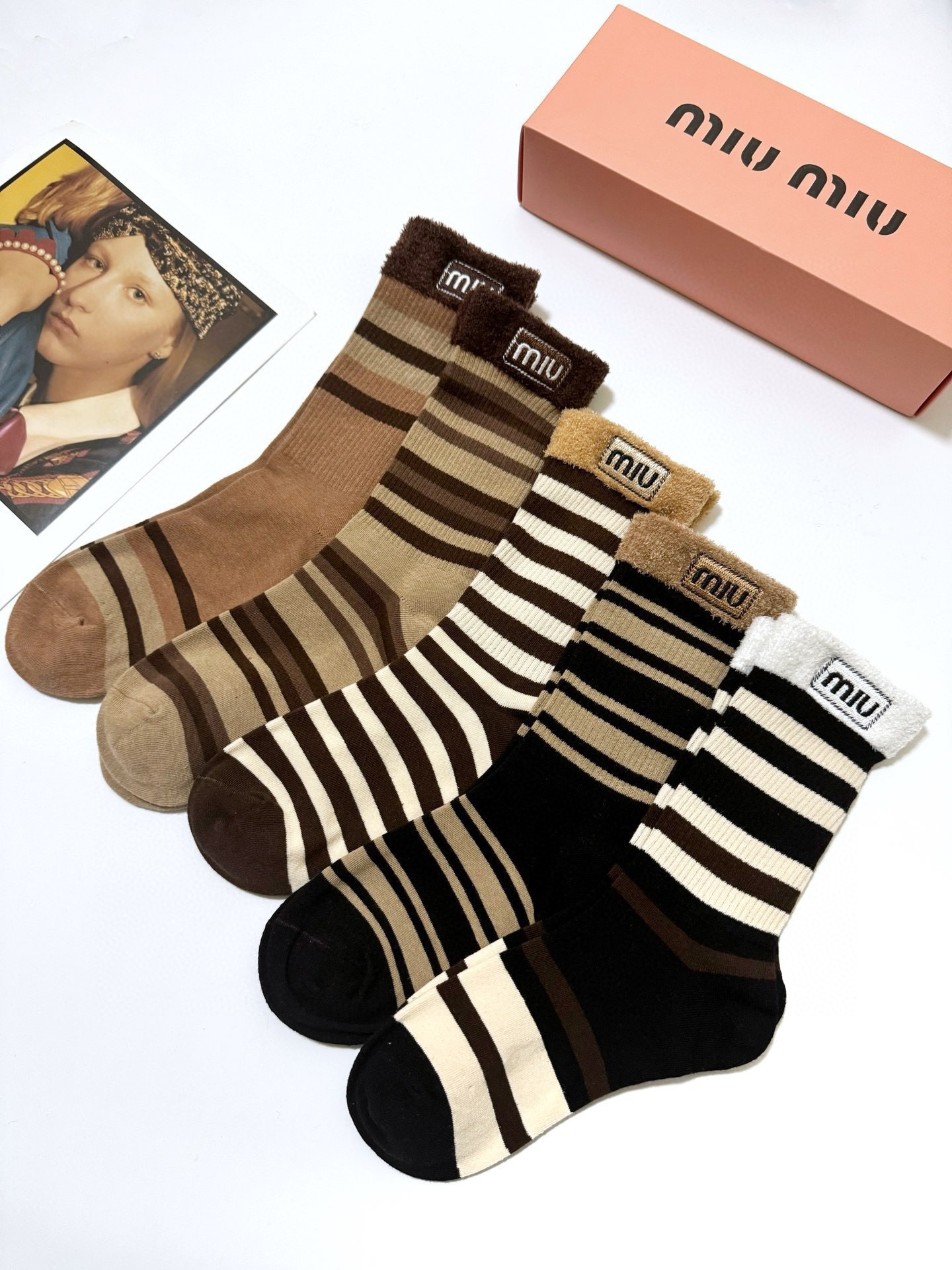 配包装🌟【一盒5 双】🌟缪缪 miumiu 经典刺绣 字母logo 纯棉中筒袜 条纹 堆堆袜 ，重工刺绣