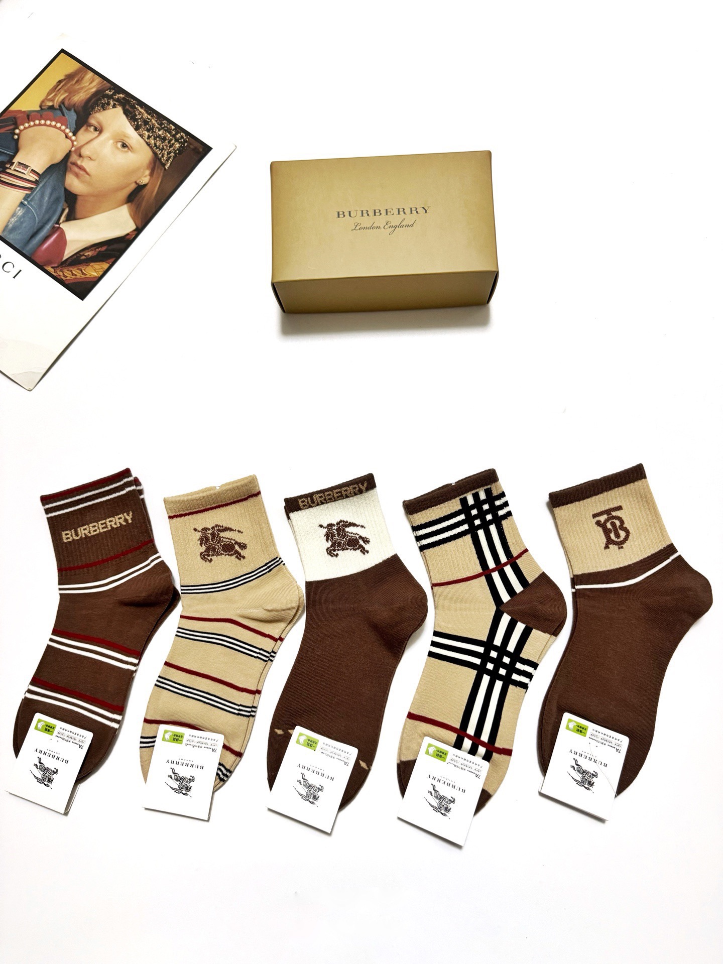 配包装🌟【一盒5 双】 🌟Burberry 巴宝莉 经典字母logo 纯棉短袜 ，ins超火爆中筒袜，纯
