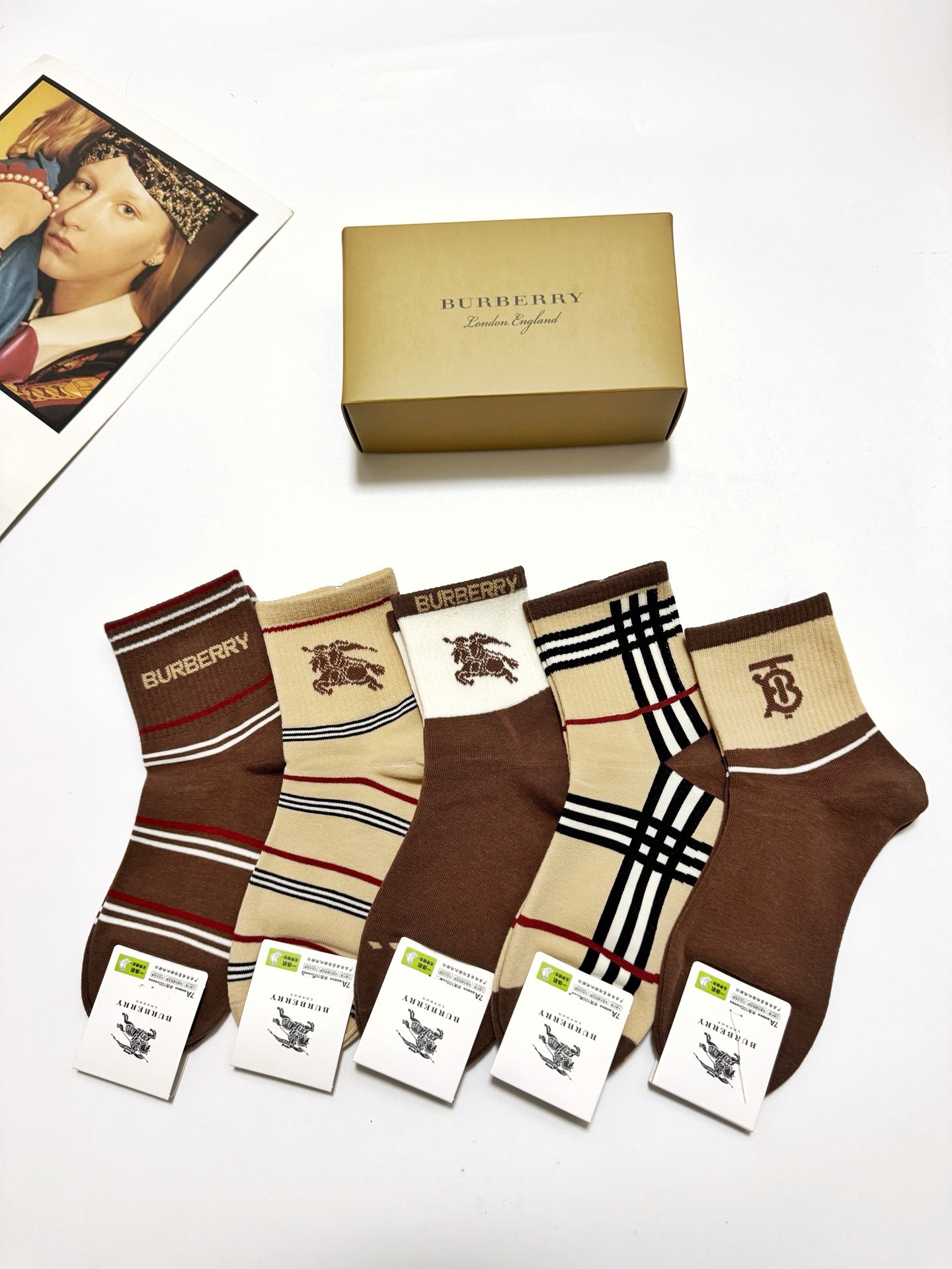 配包装🌟【一盒5 双】 🌟Burberry 巴宝莉 经典字母logo 纯棉短袜 ，ins超火爆中筒袜，纯