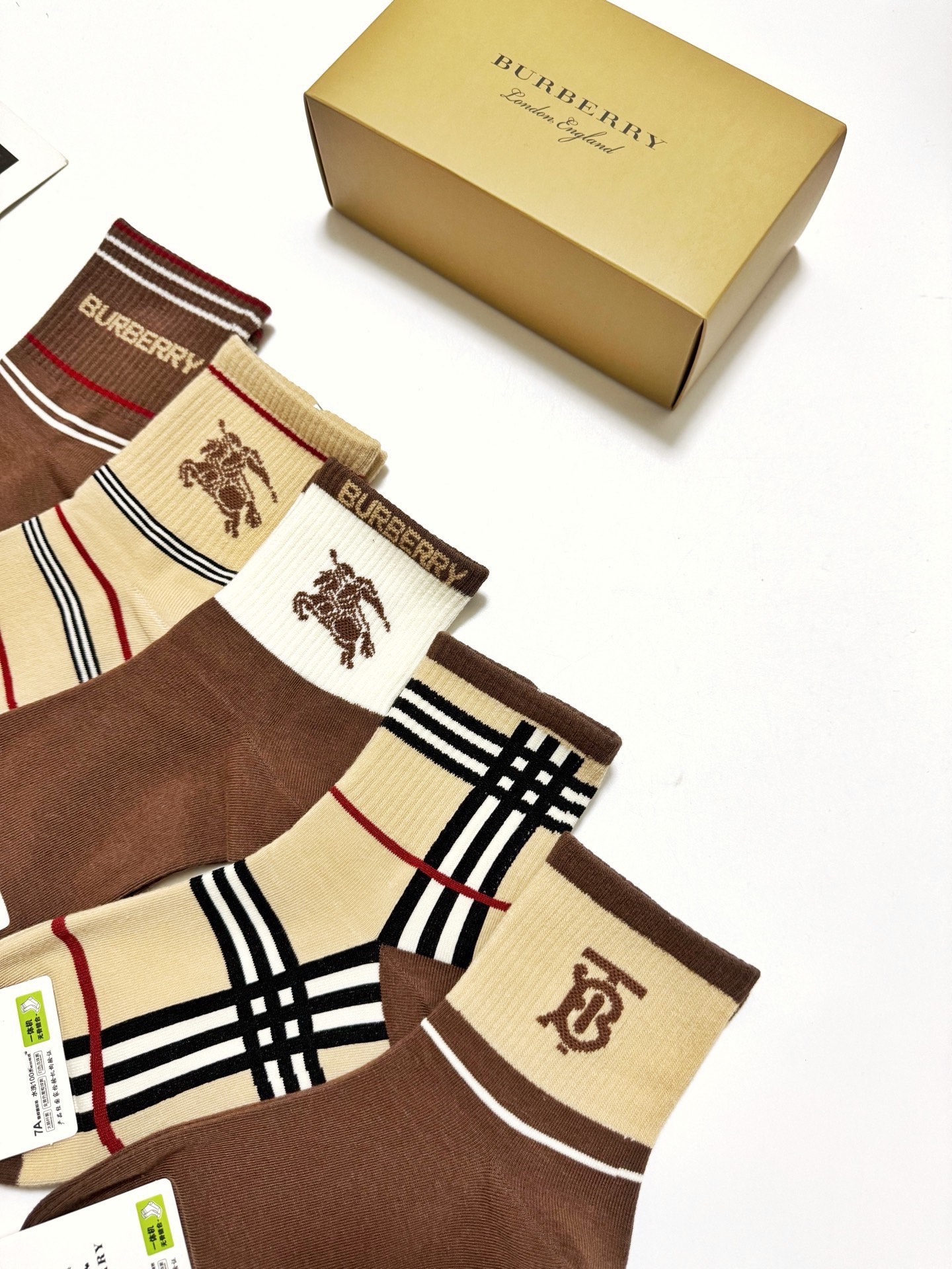 配包装🌟【一盒5 双】 🌟Burberry 巴宝莉 经典字母logo 纯棉短袜 ，ins超火爆中筒袜，纯