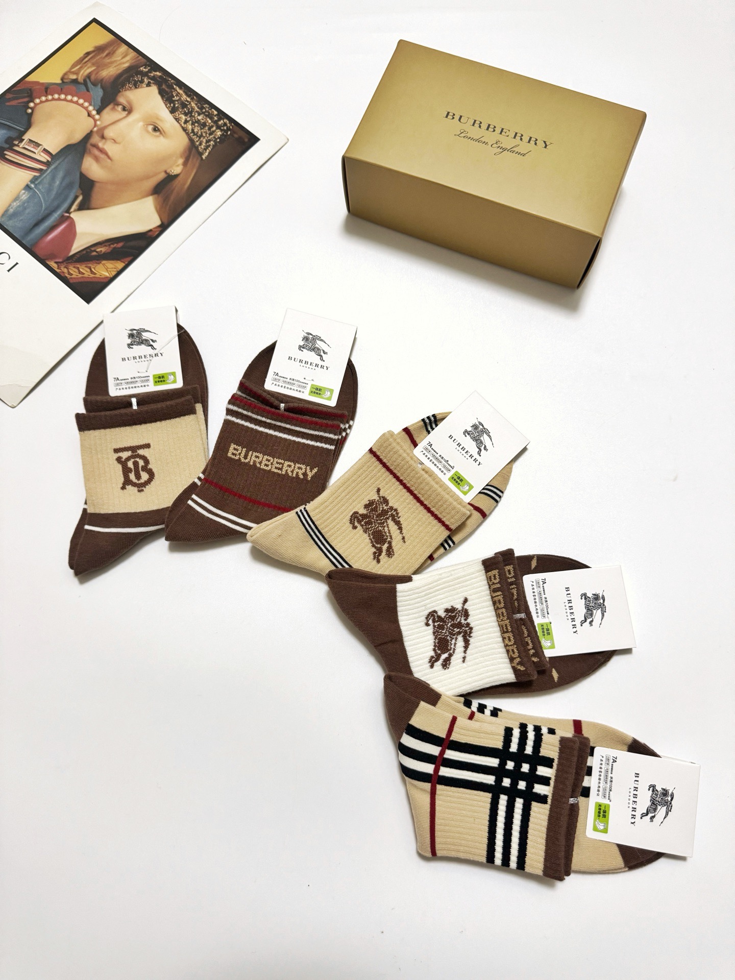 配包装🌟【一盒5 双】 🌟Burberry 巴宝莉 经典字母logo 纯棉短袜 ，ins超火爆中筒袜，纯