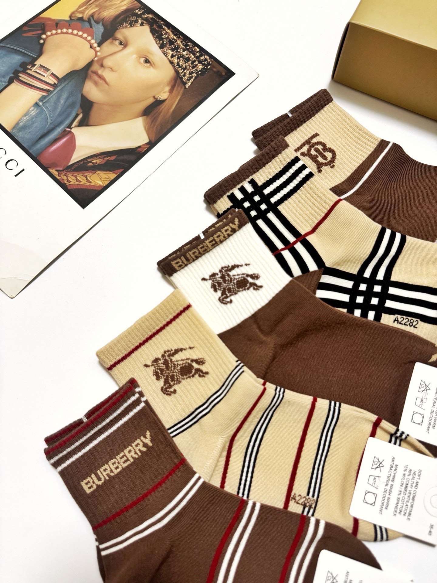 配包装🌟【一盒5 双】 🌟Burberry 巴宝莉 经典字母logo 纯棉短袜 ，ins超火爆中筒袜，纯
