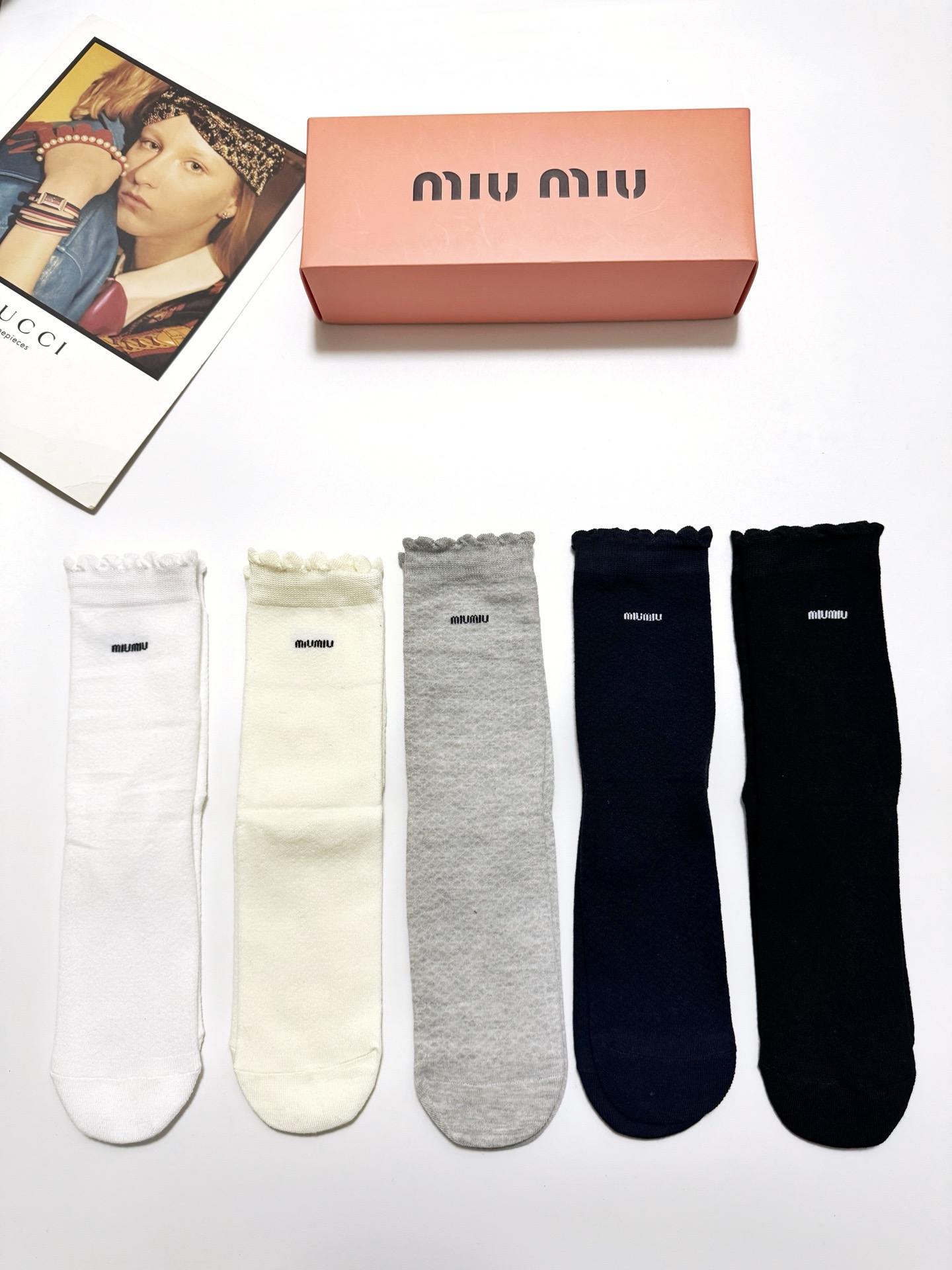 配包装🌟【一盒5双】🌟缪缪 miumiu 经典字母logo 透气纯棉中筒直板袜 ，ins超火爆红人同款，