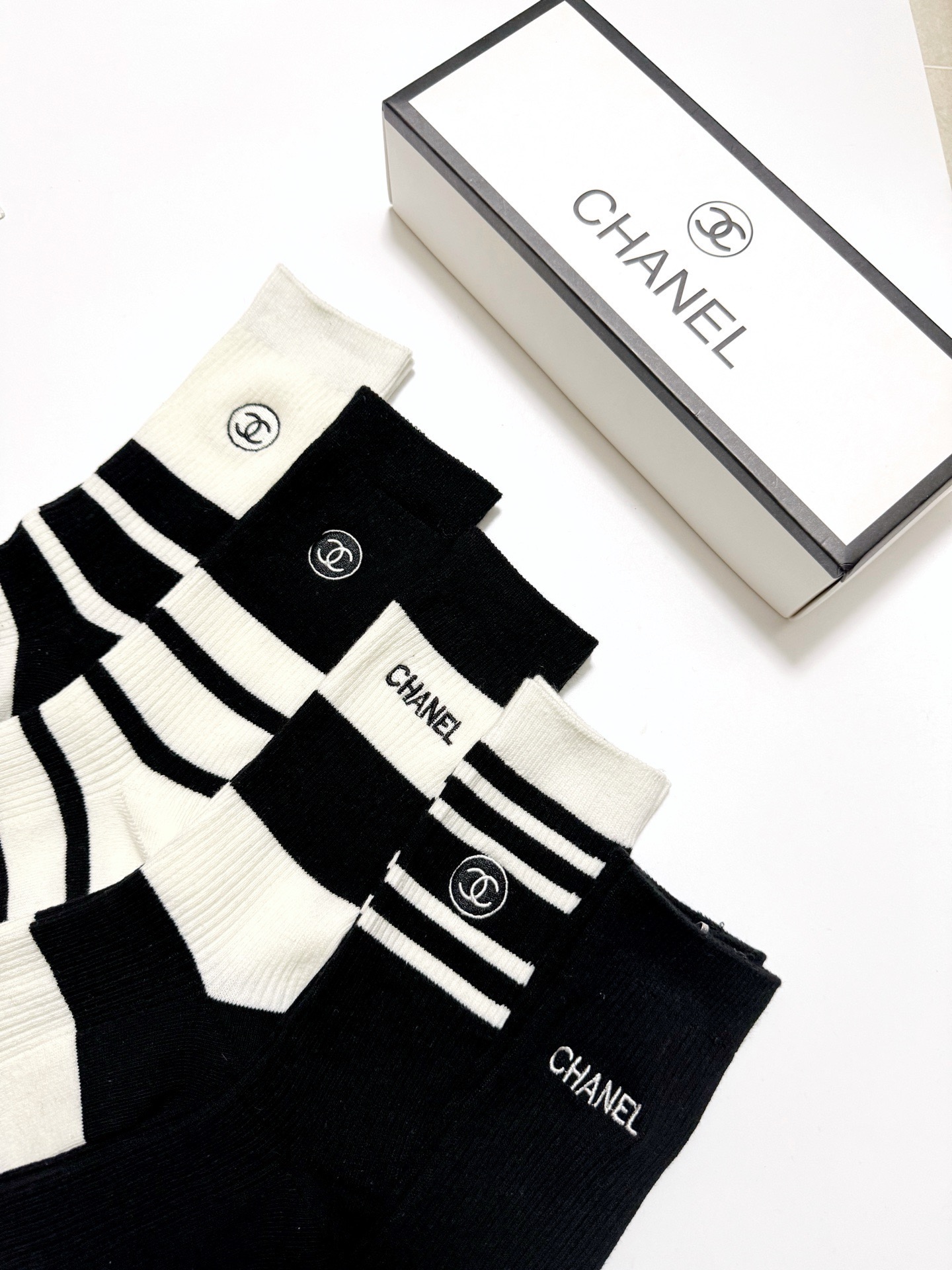 配包装🌟【一盒5 双】 🌟Chanel 香奈儿 经典字母刺绣logo 纯棉中筒袜 ，ins超火爆中筒袜 