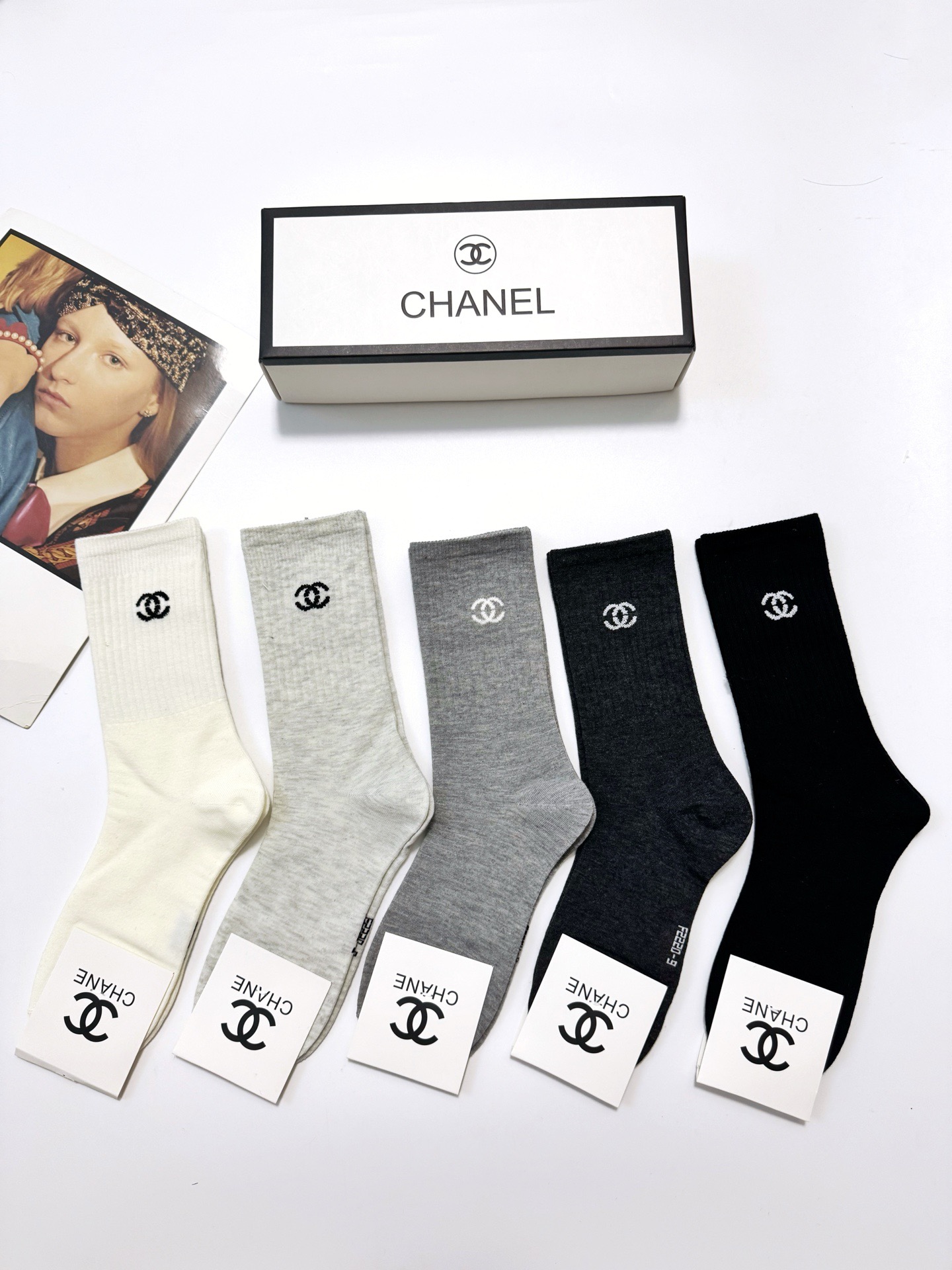 配包装🌟【一盒5 双】 🌟Chanel 香奈儿 经典字母logo 纯棉中筒袜 ，ins超火爆中筒袜 纯棉