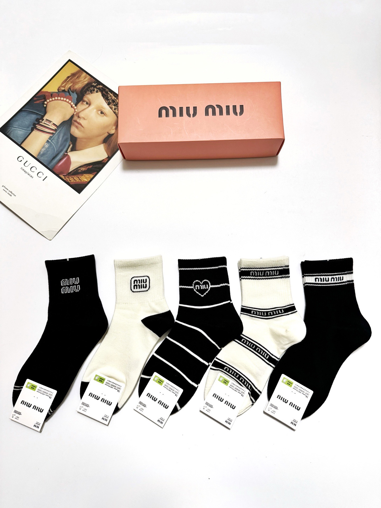 配包装🌟【一盒5 双】🌟缪缪 miumiu 经典字母 logo纯棉 中筒袜 ！超级软糯亲肤！🌟ins爆款