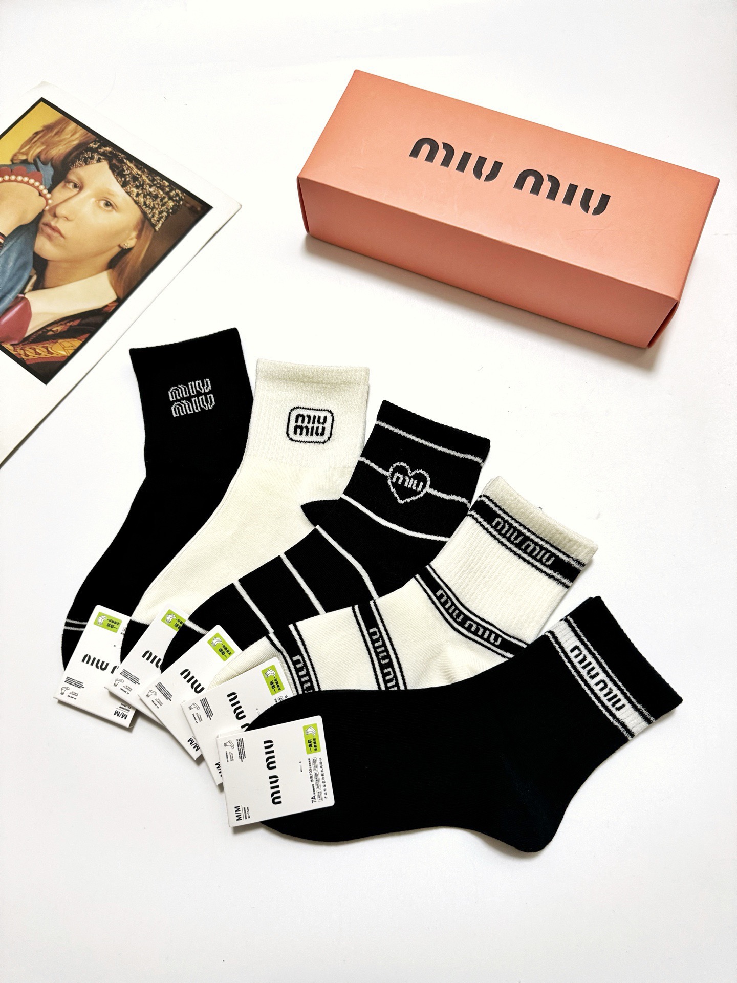 配包装🌟【一盒5 双】🌟缪缪 miumiu 经典字母 logo纯棉 中筒袜 ！超级软糯亲肤！🌟ins爆款