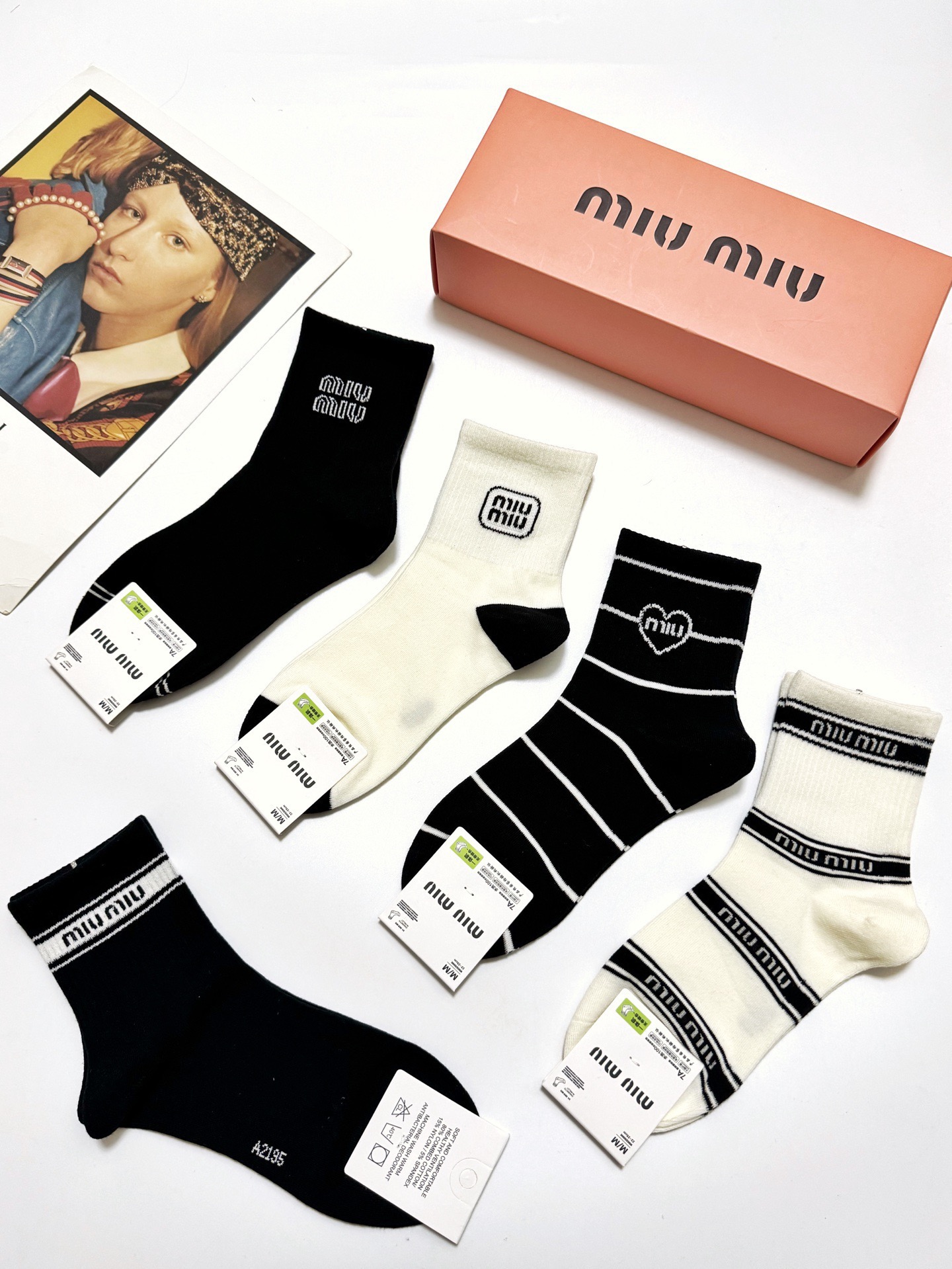配包装🌟【一盒5 双】🌟缪缪 miumiu 经典字母 logo纯棉 中筒袜 ！超级软糯亲肤！🌟ins爆款