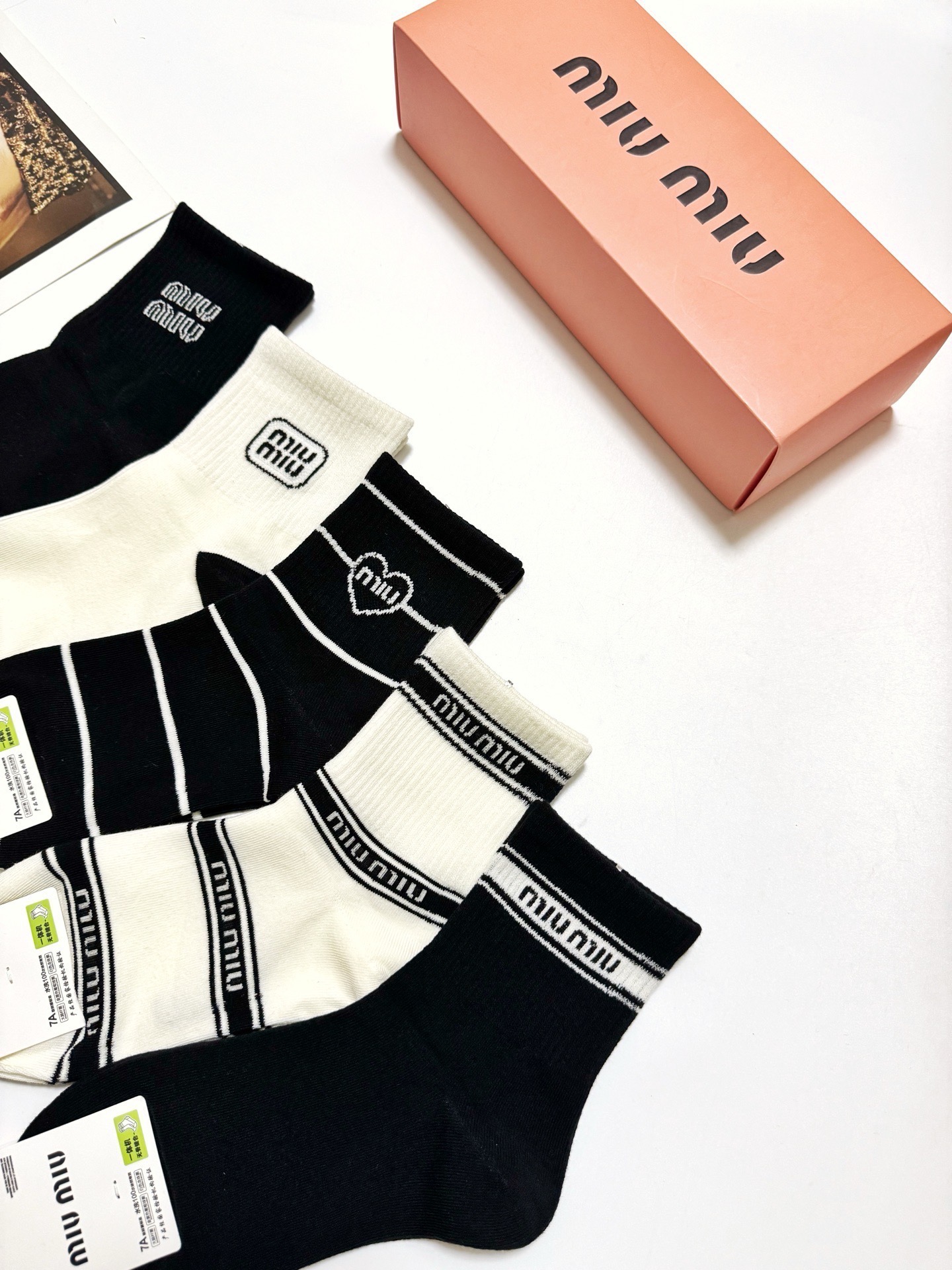 配包装🌟【一盒5 双】🌟缪缪 miumiu 经典字母 logo纯棉 中筒袜 ！超级软糯亲肤！🌟ins爆款
