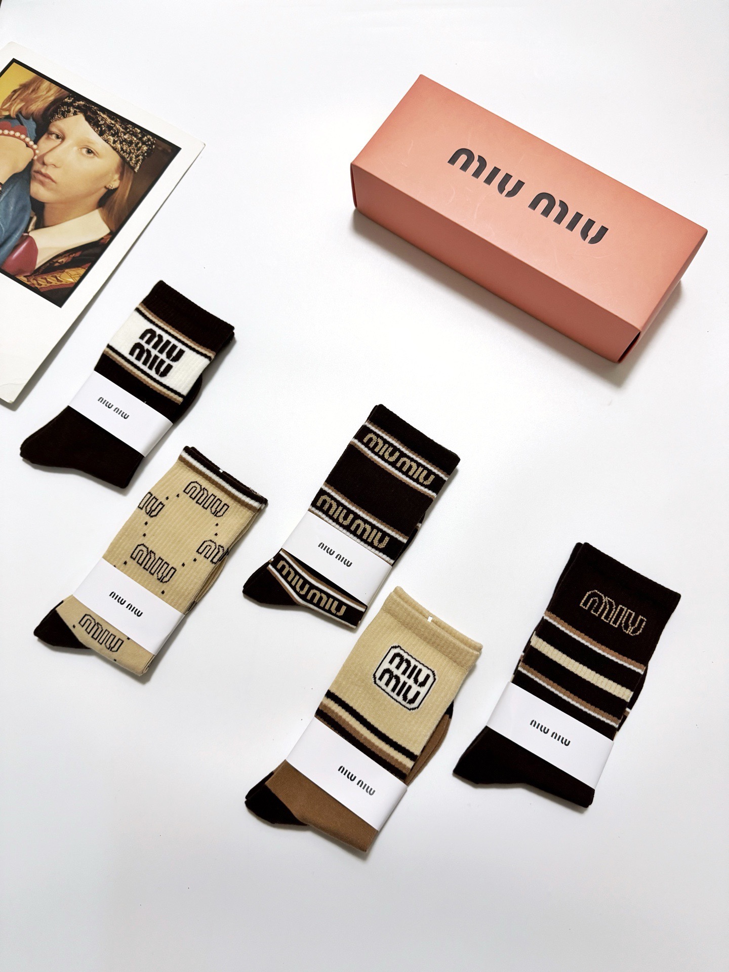 配包装🌟【一盒5 双】🌟缪缪 miumiu 经典字母 logo纯棉 中筒袜 ！超级软糯亲肤！🌟ins爆款