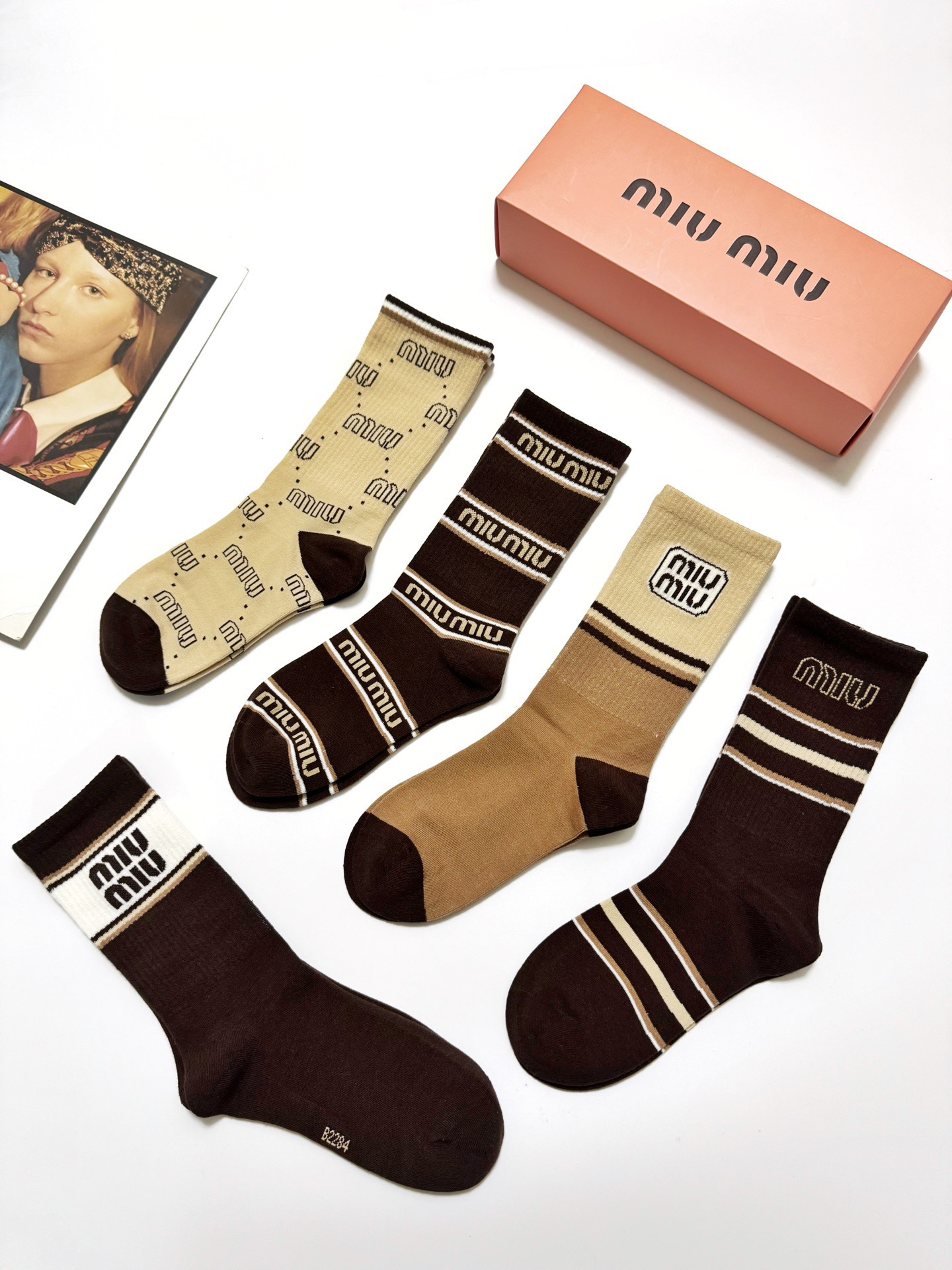 配包装🌟【一盒5 双】🌟缪缪 miumiu 经典字母 logo纯棉 中筒袜 ！超级软糯亲肤！🌟ins爆款