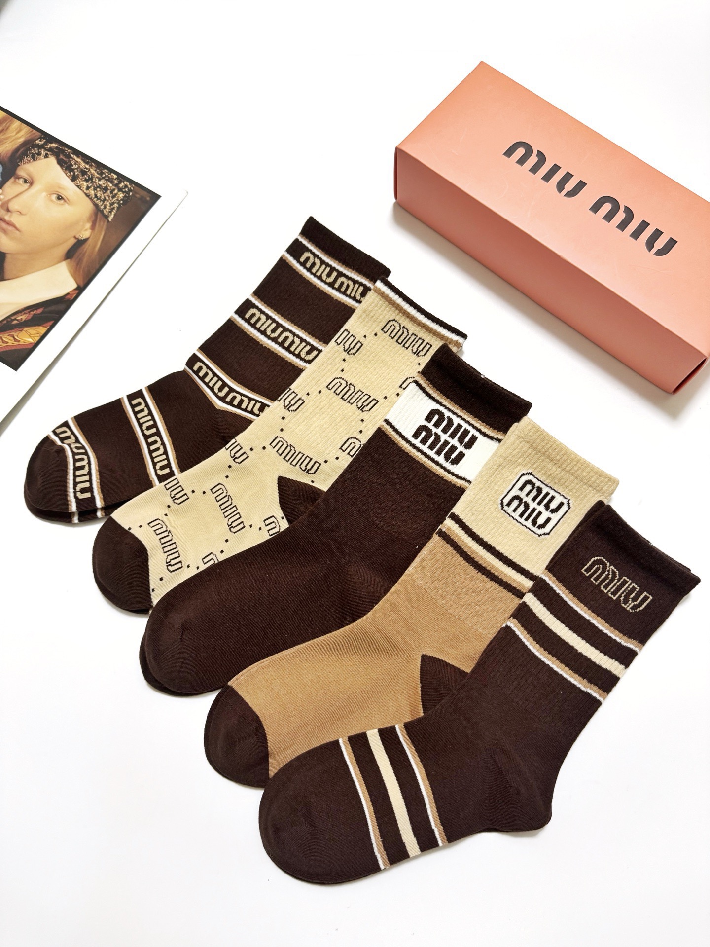 配包装🌟【一盒5 双】🌟缪缪 miumiu 经典字母 logo纯棉 中筒袜 ！超级软糯亲肤！🌟ins爆款
