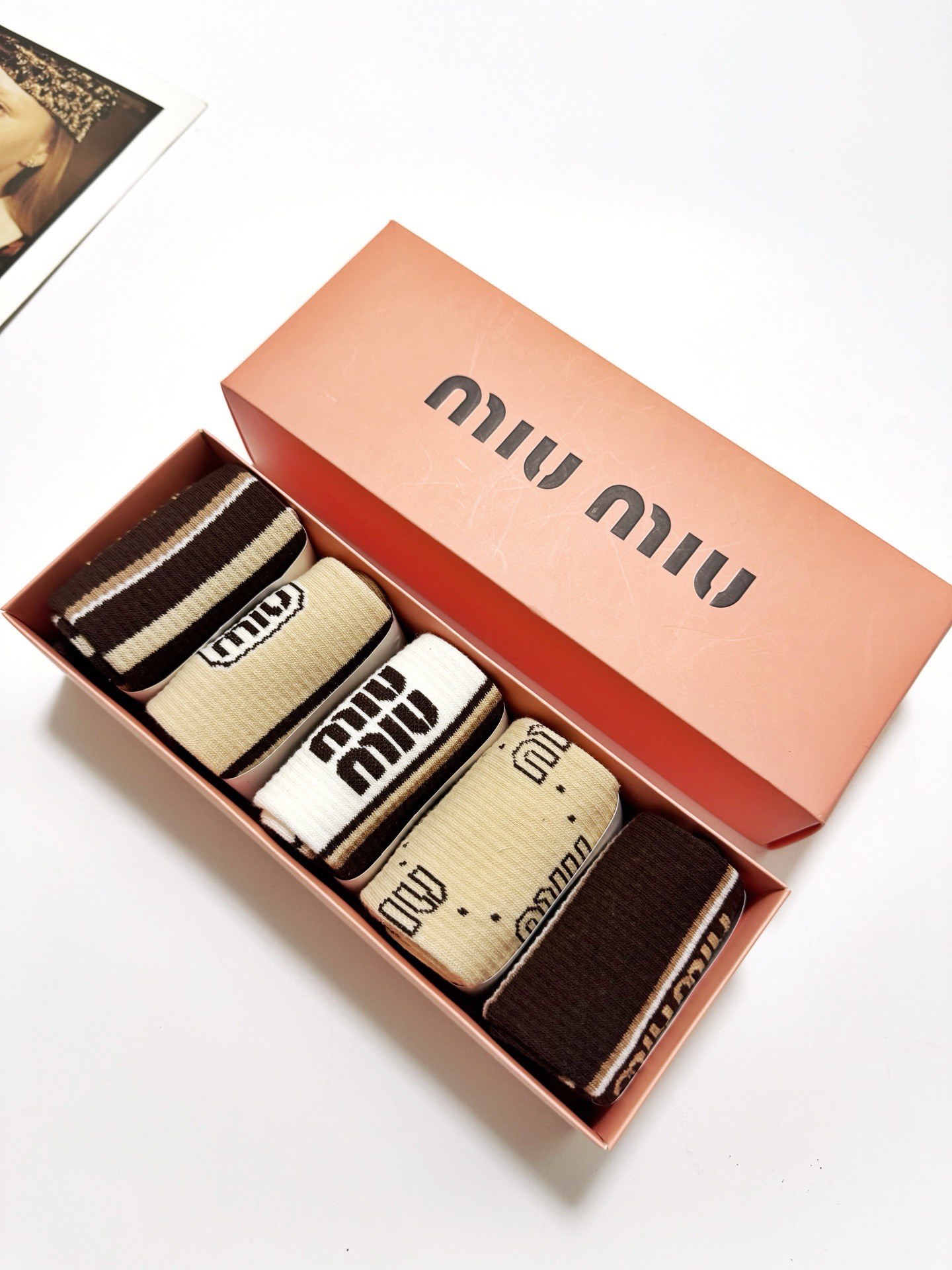 配包装🌟【一盒5 双】🌟缪缪 miumiu 经典字母 logo纯棉 中筒袜 ！超级软糯亲肤！🌟ins爆款