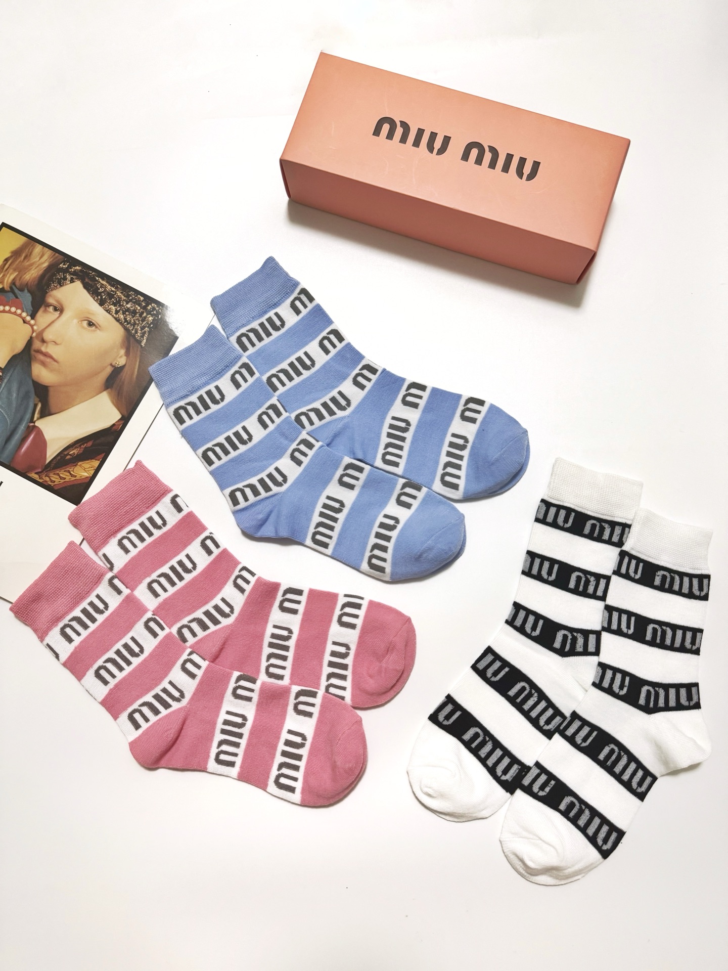 配包装🌟【一盒3 双】🌟缪缪 miumiu 经典字母 logo纯棉 中筒袜 ！超级软糯亲肤！🌟ins爆款