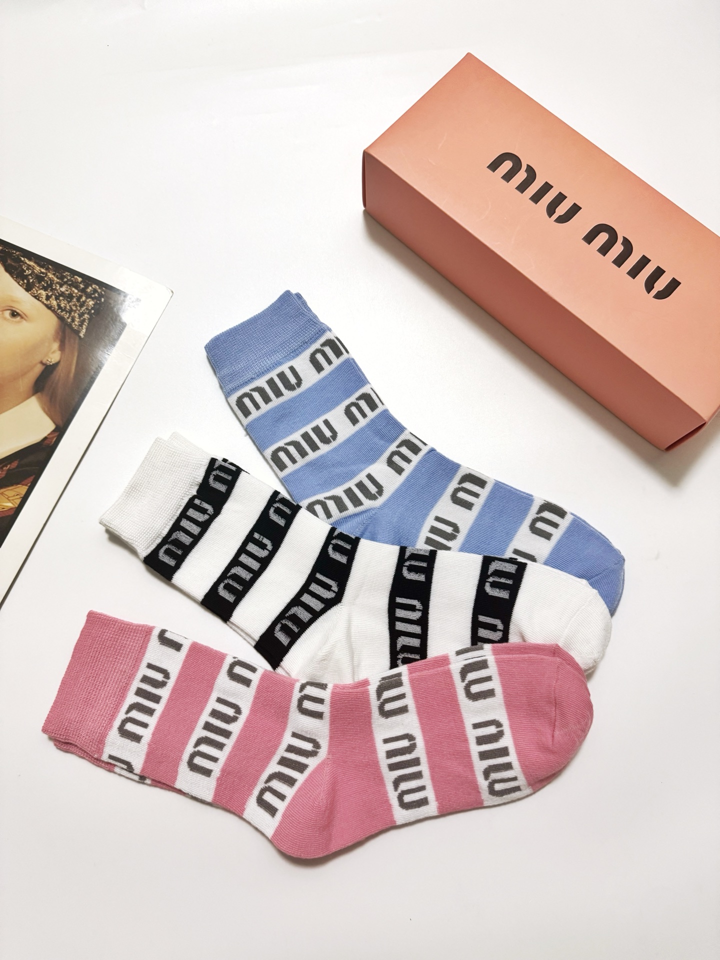 配包装🌟【一盒3 双】🌟缪缪 miumiu 经典字母 logo纯棉 中筒袜 ！超级软糯亲肤！🌟ins爆款