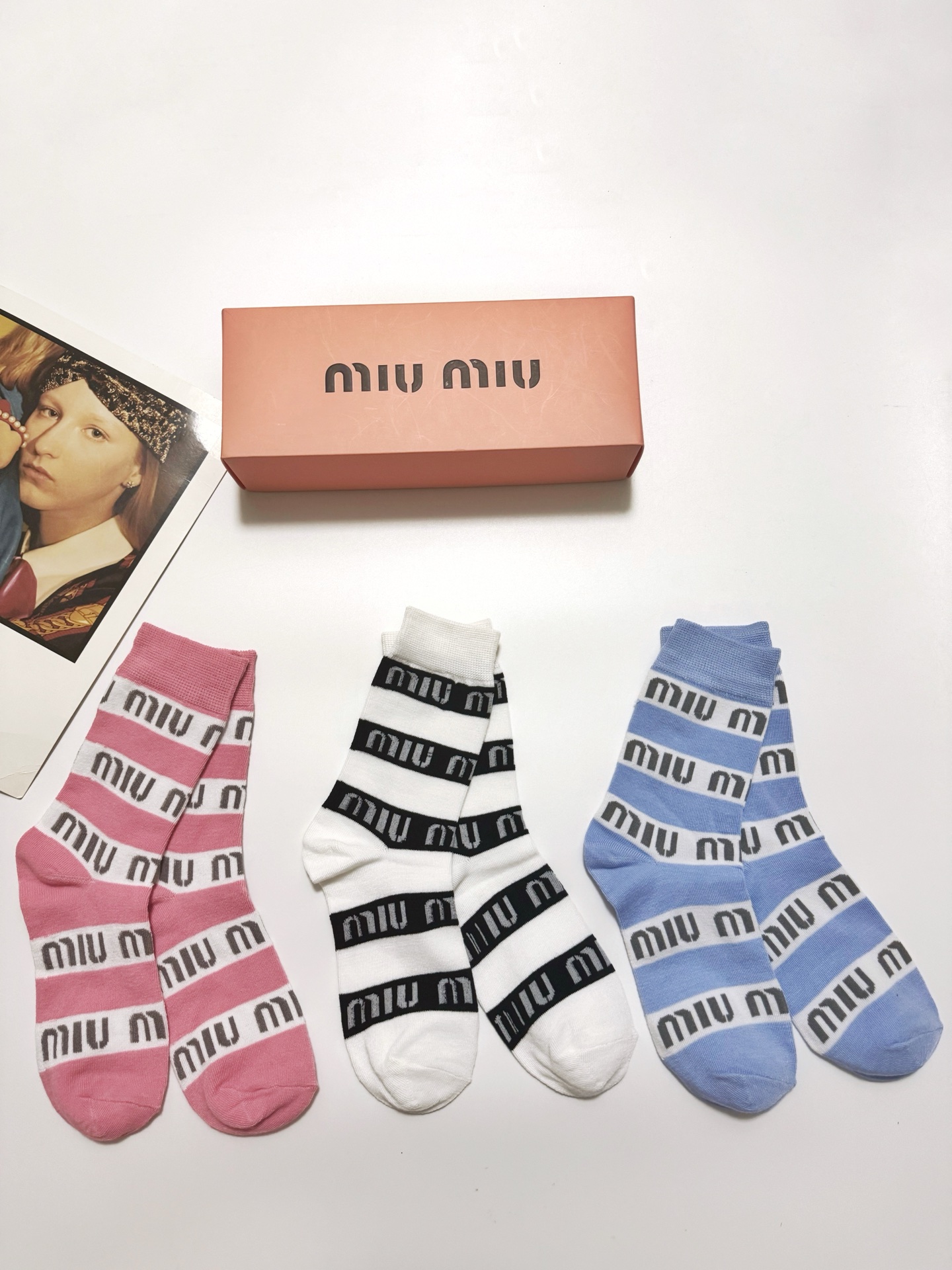 配包装🌟【一盒3 双】🌟缪缪 miumiu 经典字母 logo纯棉 中筒袜 ！超级软糯亲肤！🌟ins爆款