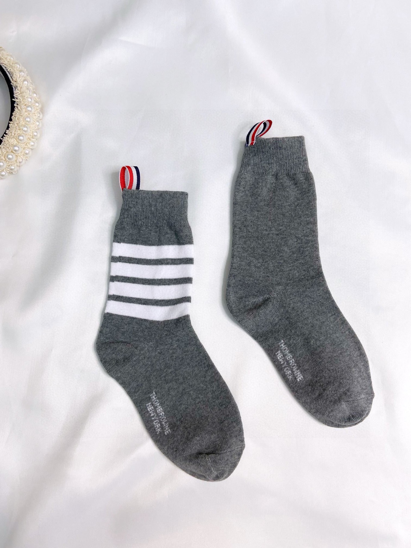 【一盒3双】🌟THOM BROWNE · 桑姆 布朗尼❗🌟超级爆款网红小腿袜子❗官网同步，一直在售的炒鸡