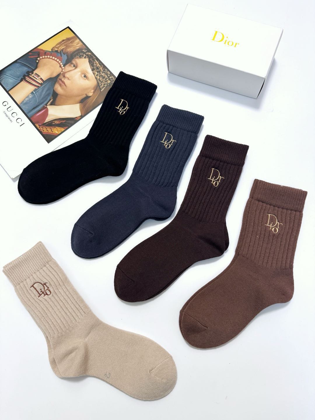 配包装🌟【一盒5 双】🌟Dior 迪奥 欧美大牌 经典字母 logo羊绒 中筒袜 ！超级软糯亲肤！🌟in