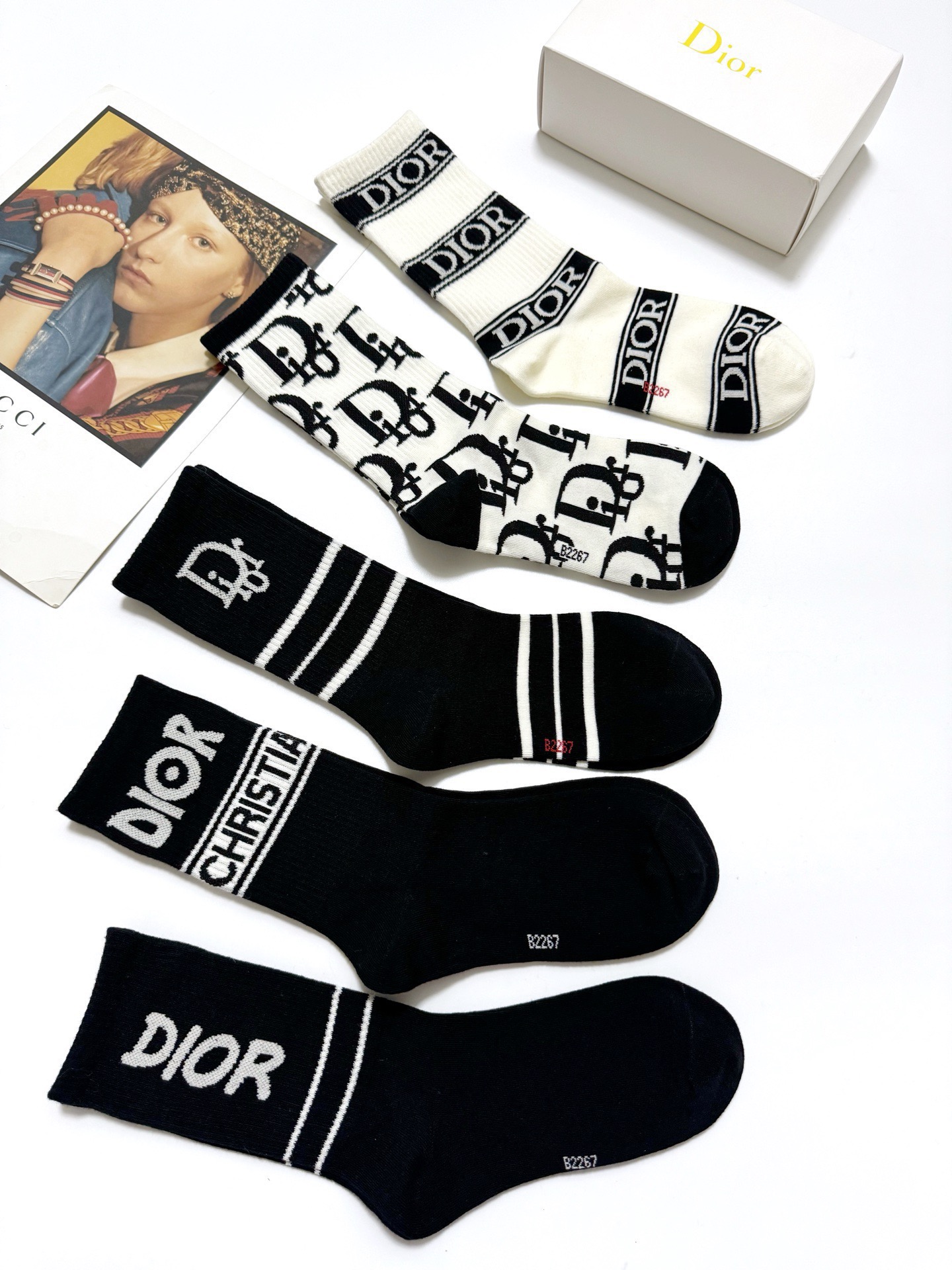 配包装🌟【一盒5 双】 🌟Dior 迪奥 经典字母logo 纯棉中筒袜 ，ins超火爆配色，纯棉面料，潮