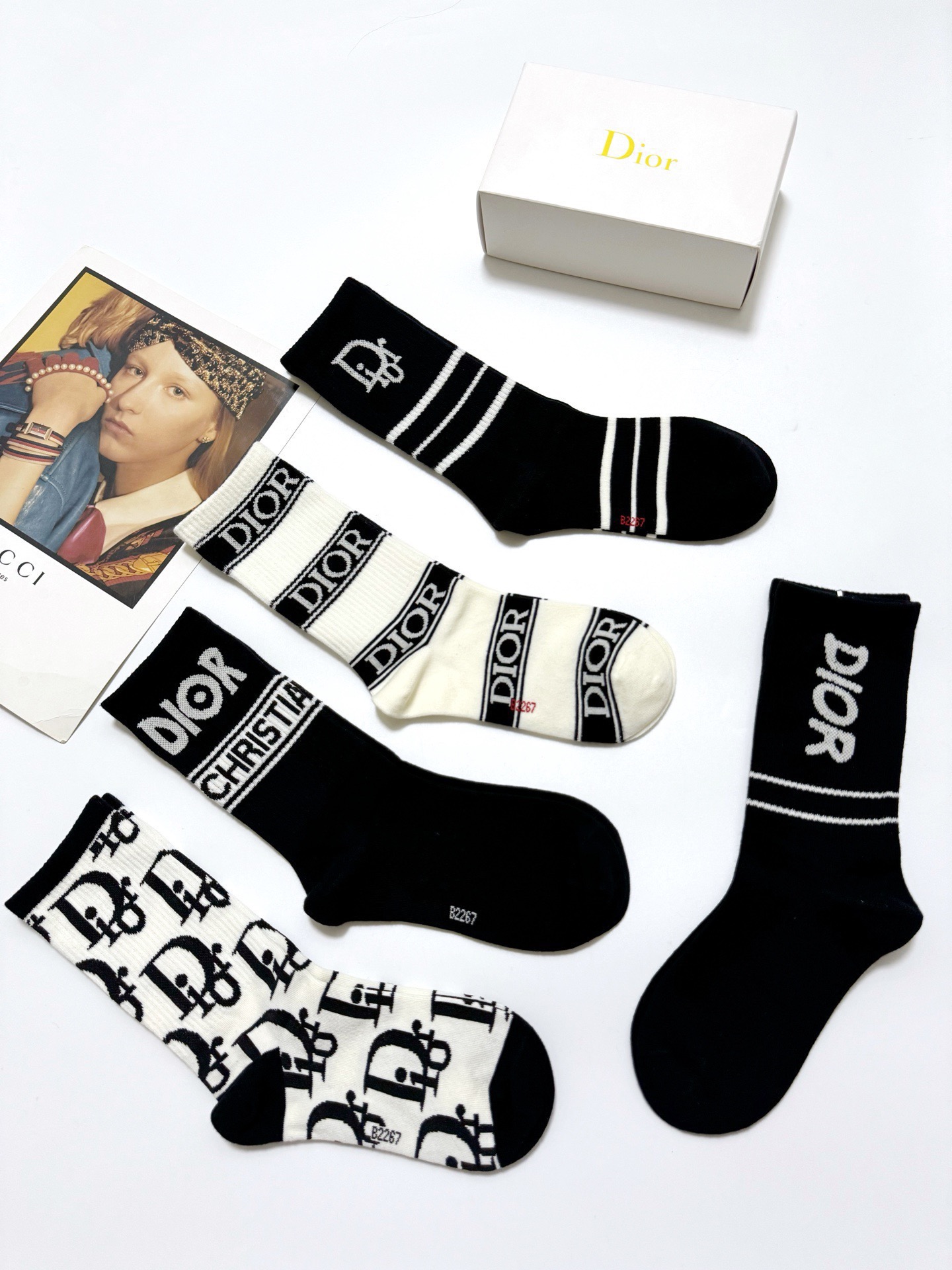 配包装🌟【一盒5 双】 🌟Dior 迪奥 经典字母logo 纯棉中筒袜 ，ins超火爆配色，纯棉面料，潮