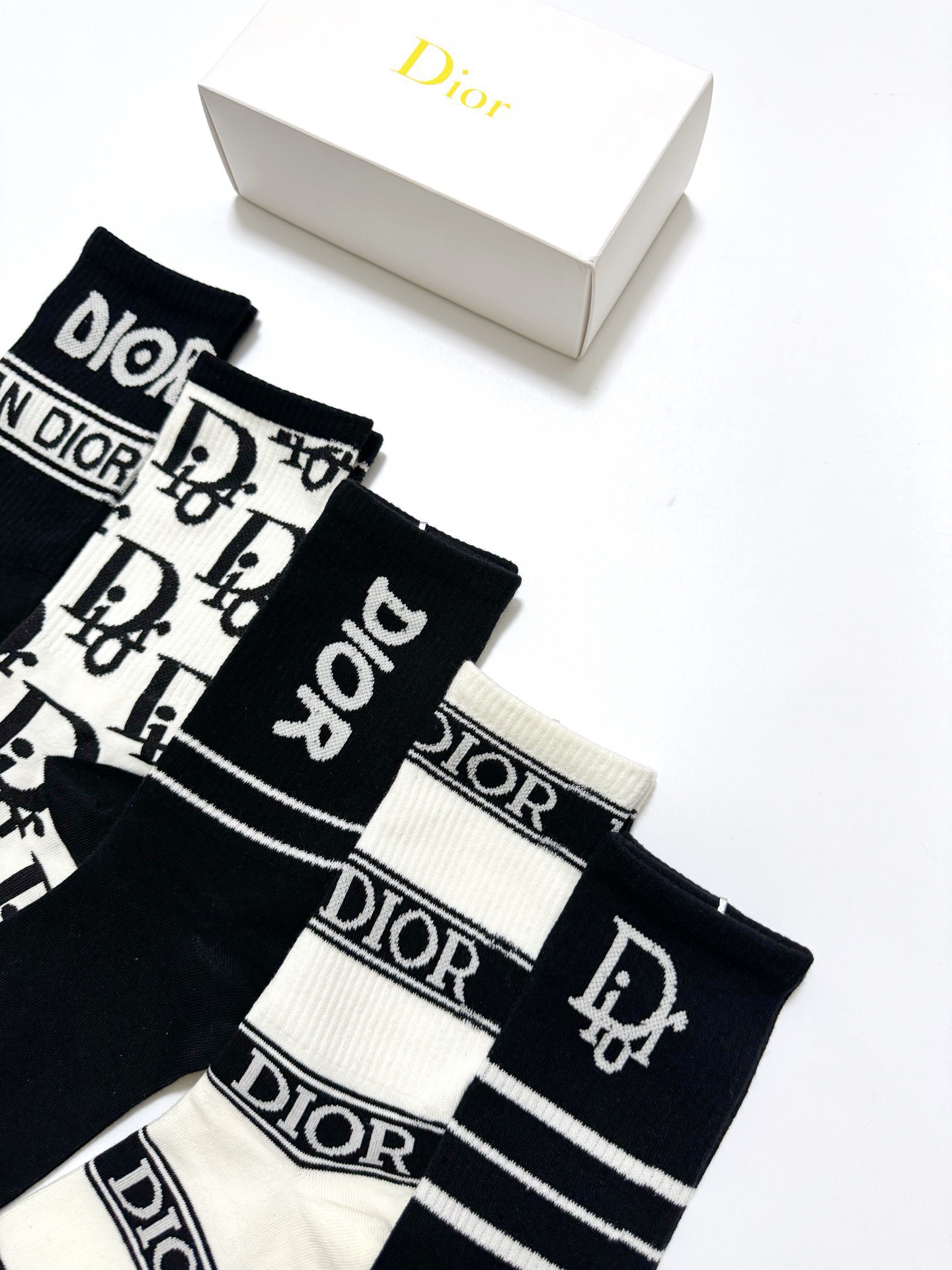 配包装🌟【一盒5 双】 🌟Dior 迪奥 经典字母logo 纯棉中筒袜 ，ins超火爆配色，纯棉面料，潮