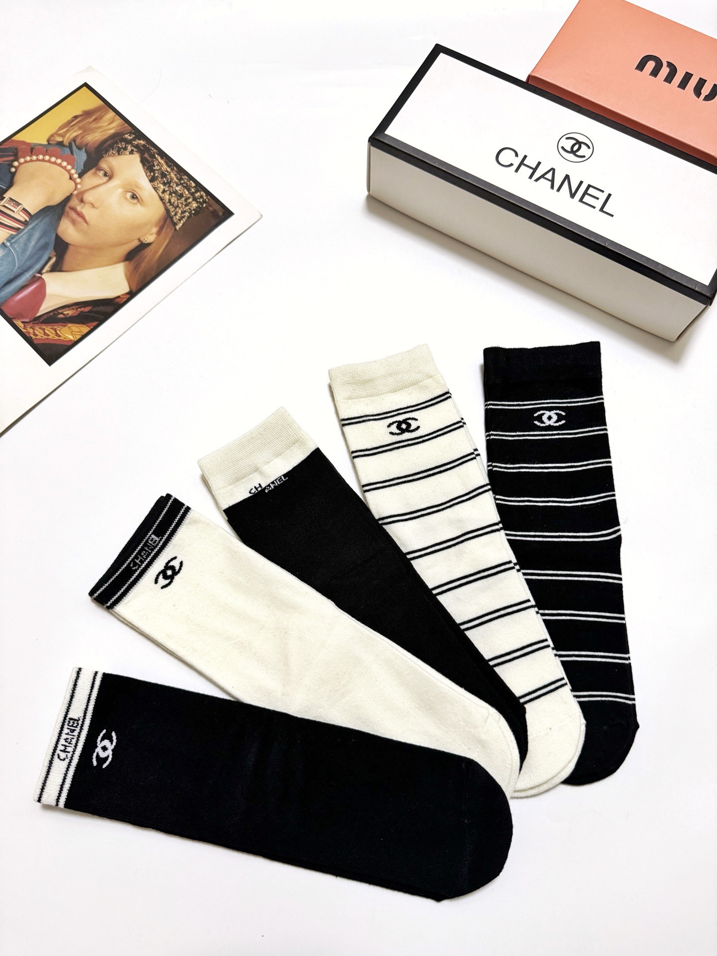 配包装🌟【一盒5双】🌟Chanel 香奈儿 经典字母logo 透气纯棉中筒直板袜 ，ins超火爆红人同款
