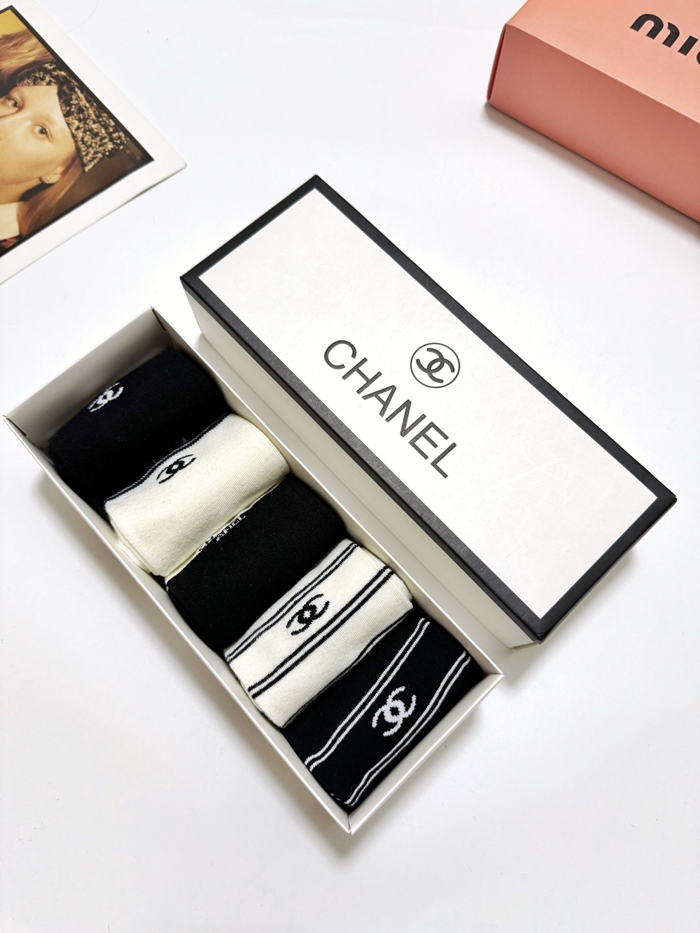 配包装🌟【一盒5双】🌟Chanel 香奈儿 经典字母logo 透气纯棉中筒直板袜 ，ins超火爆红人同款