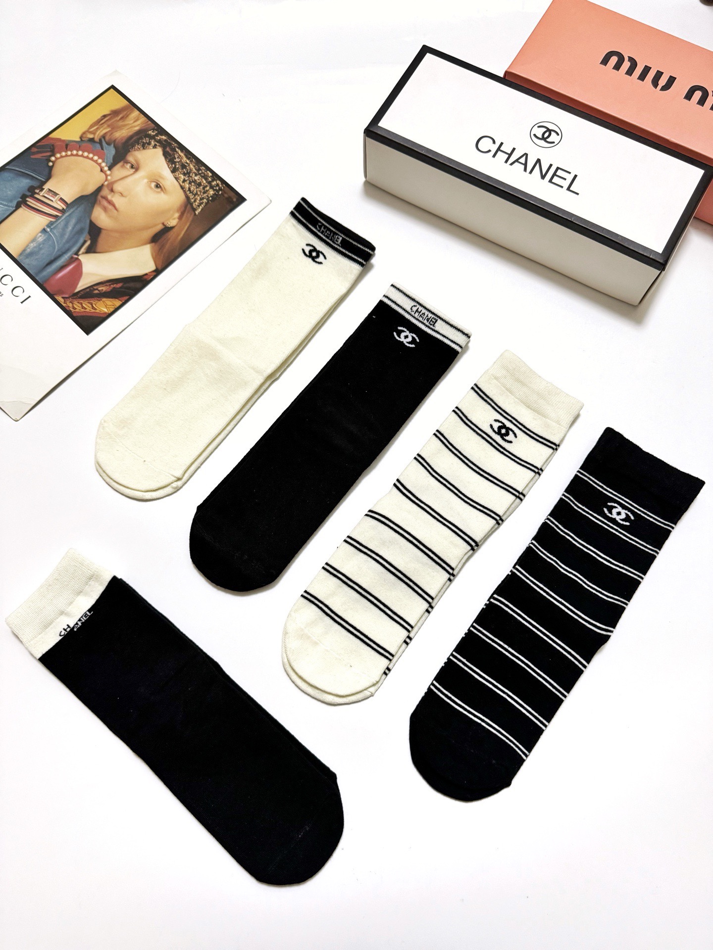 配包装🌟【一盒5双】🌟Chanel 香奈儿 经典字母logo 透气纯棉中筒直板袜 ，ins超火爆红人同款