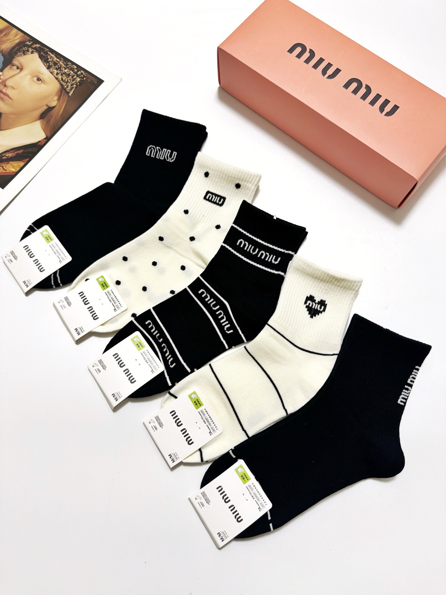 配包装🌟【一盒5 双】🌟缪缪 miumiu 经典字母 logo纯棉 中筒袜 ！超级软糯亲肤！🌟ins爆款