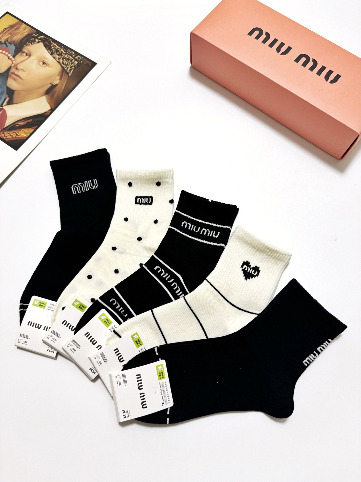 配包装🌟【一盒5 双】🌟缪缪 miumiu 经典字母 logo纯棉 中筒袜 ！超级软糯亲肤！🌟ins爆款