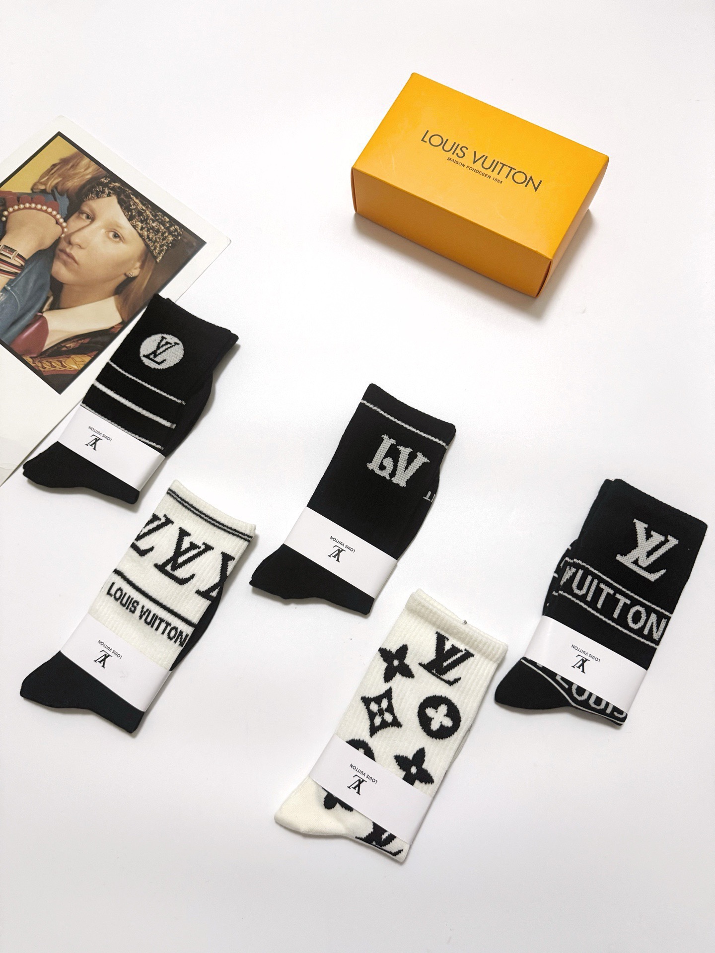 配包装🌟【一盒5 双】 🌟LV 路易威登 经典字母logo 纯棉中筒袜 ，ins超火爆纯棉小腿袜，纯棉面